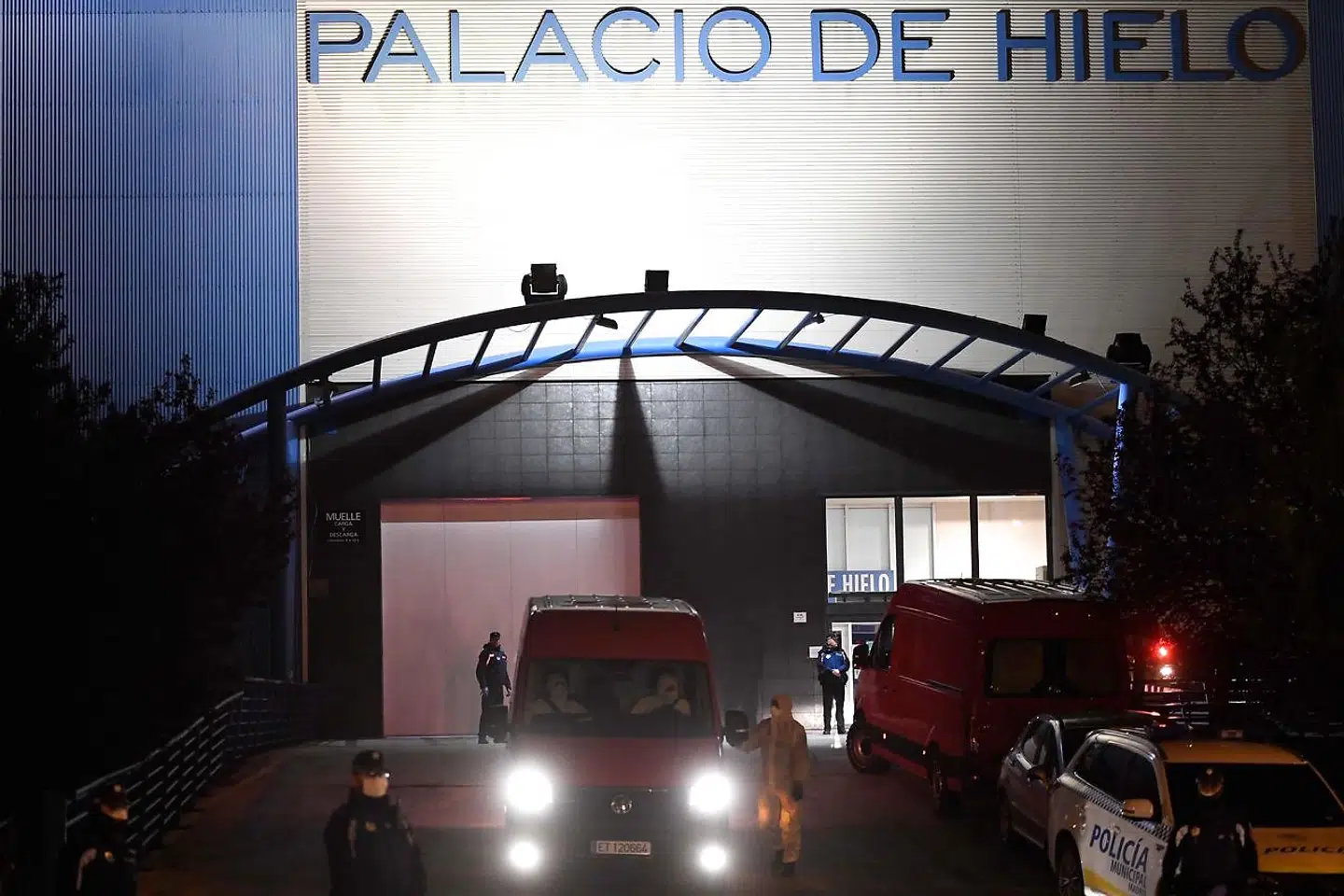 En skøjtehal i Madrid er midlertidigt blevet omdannet til et lighus på grund af de mange coronavirus-relaterede dødsfald i millionbyen.