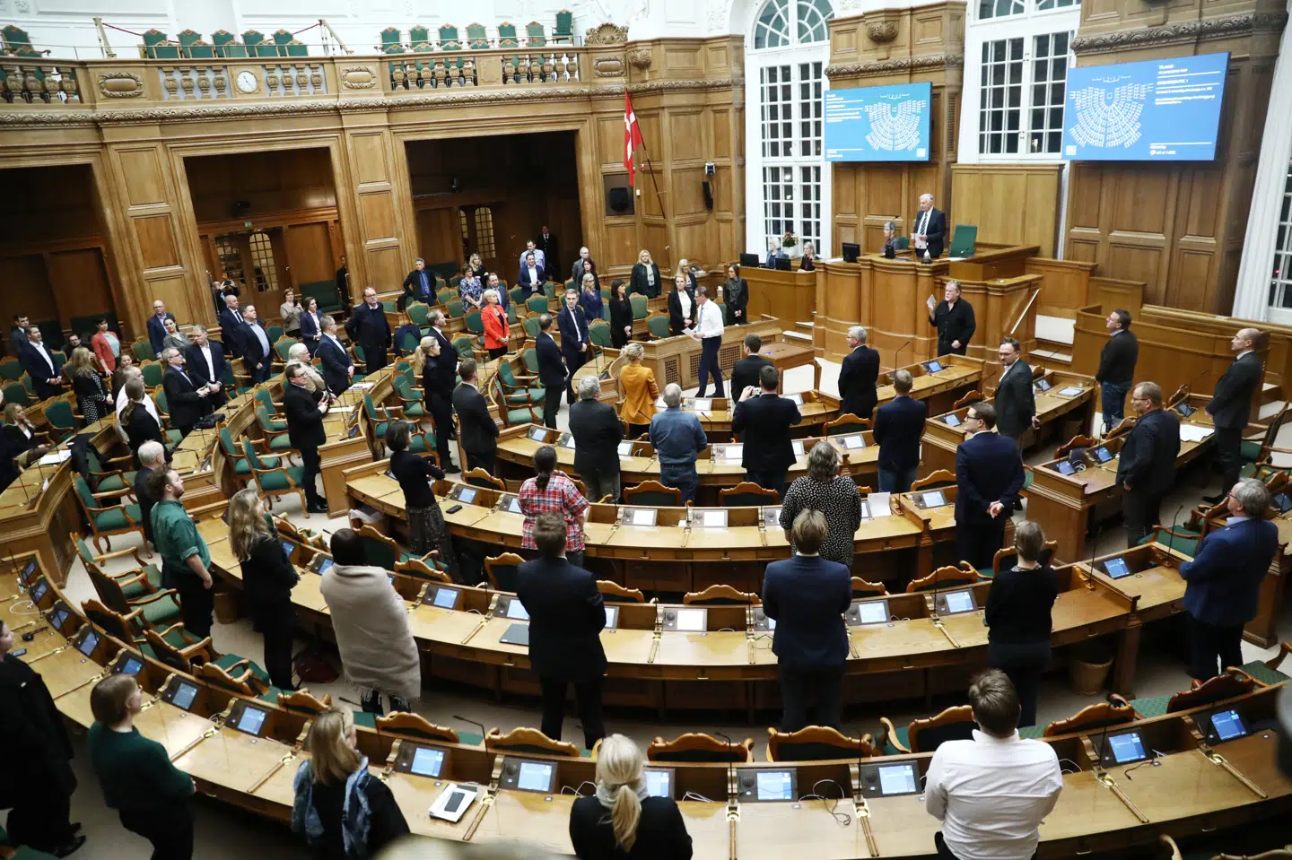 Den hastebehandlede lovpakke med en række ændringer af epidemiloven blev stemt igennem 12. marts. Politikerne havde frie stole i mellem sig for at hole sikkerhedsafstand som følge af corona-retningslinjerne. (Arkivfoto). ólafur Steinar Rye Gestsson/Ritzau Scanpix