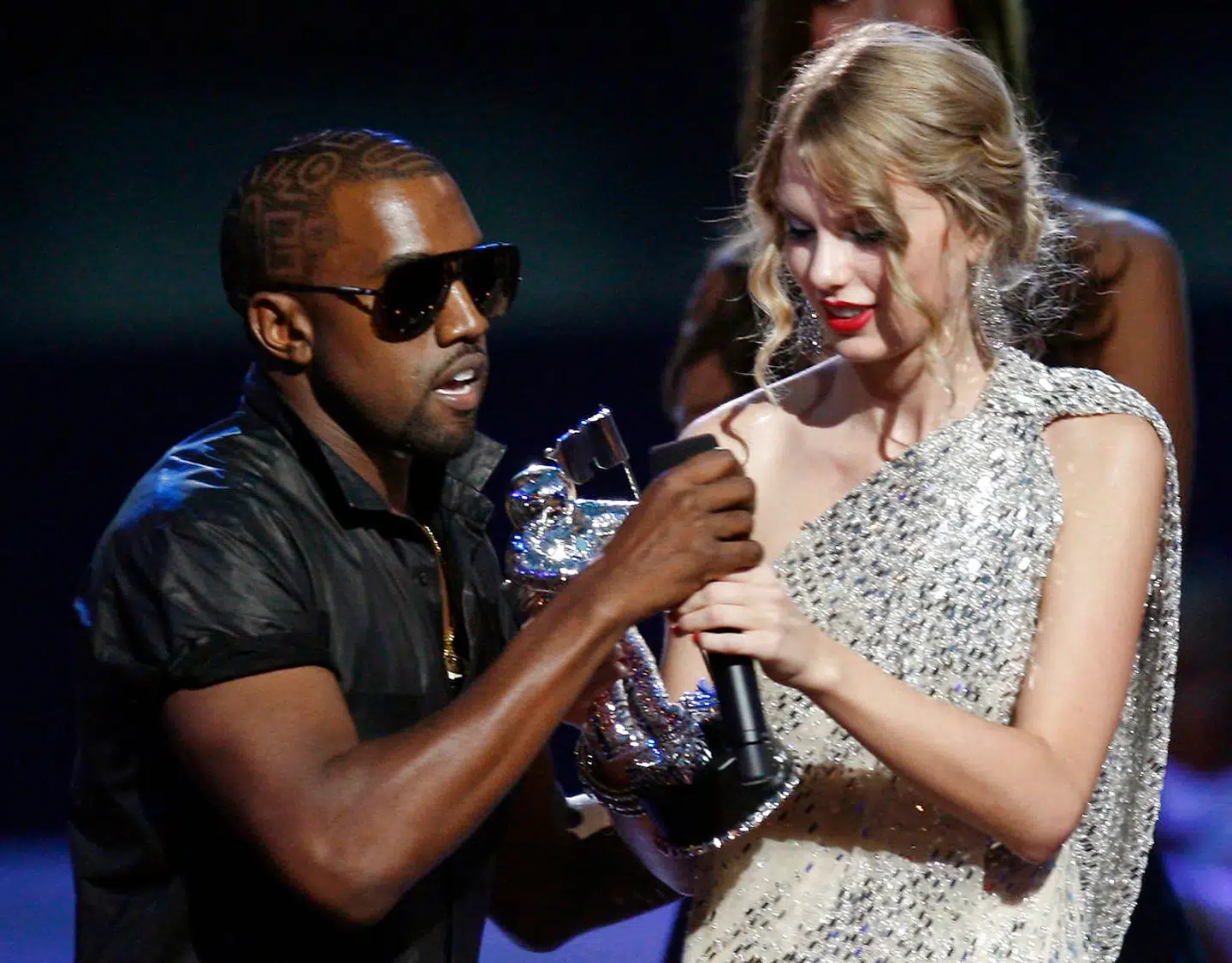 Kanye West snupper mikrofonen fra Taylor Swift, der lige har vundet en pris for årets musikvideo, fordi han mener, at Beyoncé skulle have haft den. MTV Video Music Awards i New York, september 2009.