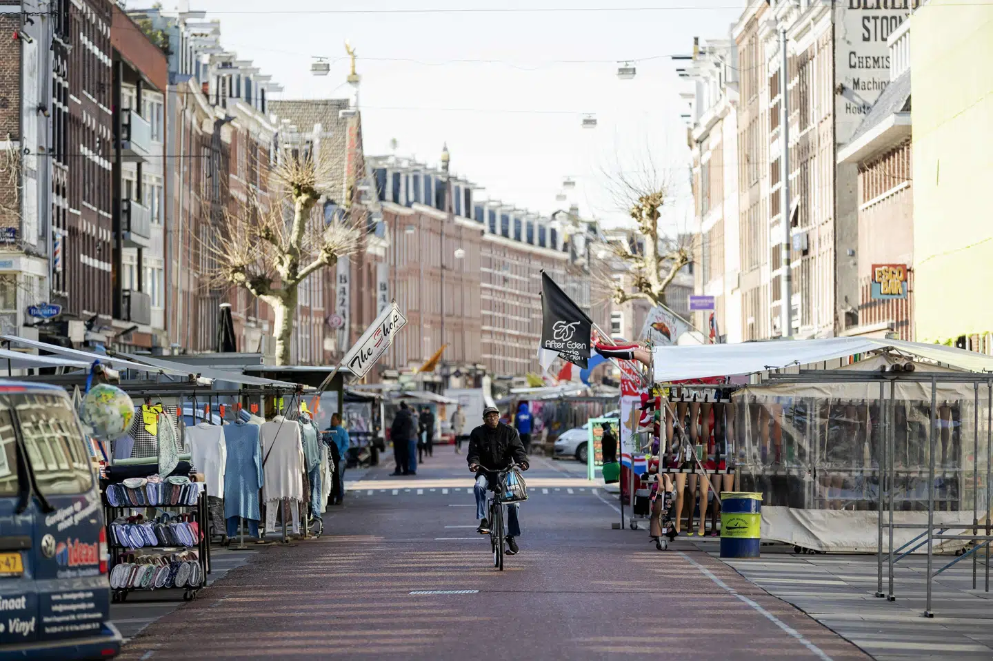 En mand er på en cykeltur i Hollands hovedstad, Amsterdam. Mandag har den hollandske regering besluttet at forlænge forsamlingsforbuddet i landet, så det varer frem til 1. juni. (Arkivfoto). Robin Van Lonkhuijsen/Ritzau Scanpix