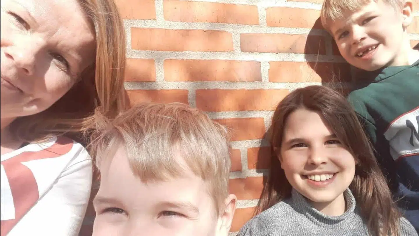 Anne Mette Moesgård Christensen og hendes tre børn - fra venstre er det Peter, Karen og Ole på 6, 10 og 5 år. De to største går på Kirkebakkeskolen, hvor mor også arbejder som lærer.