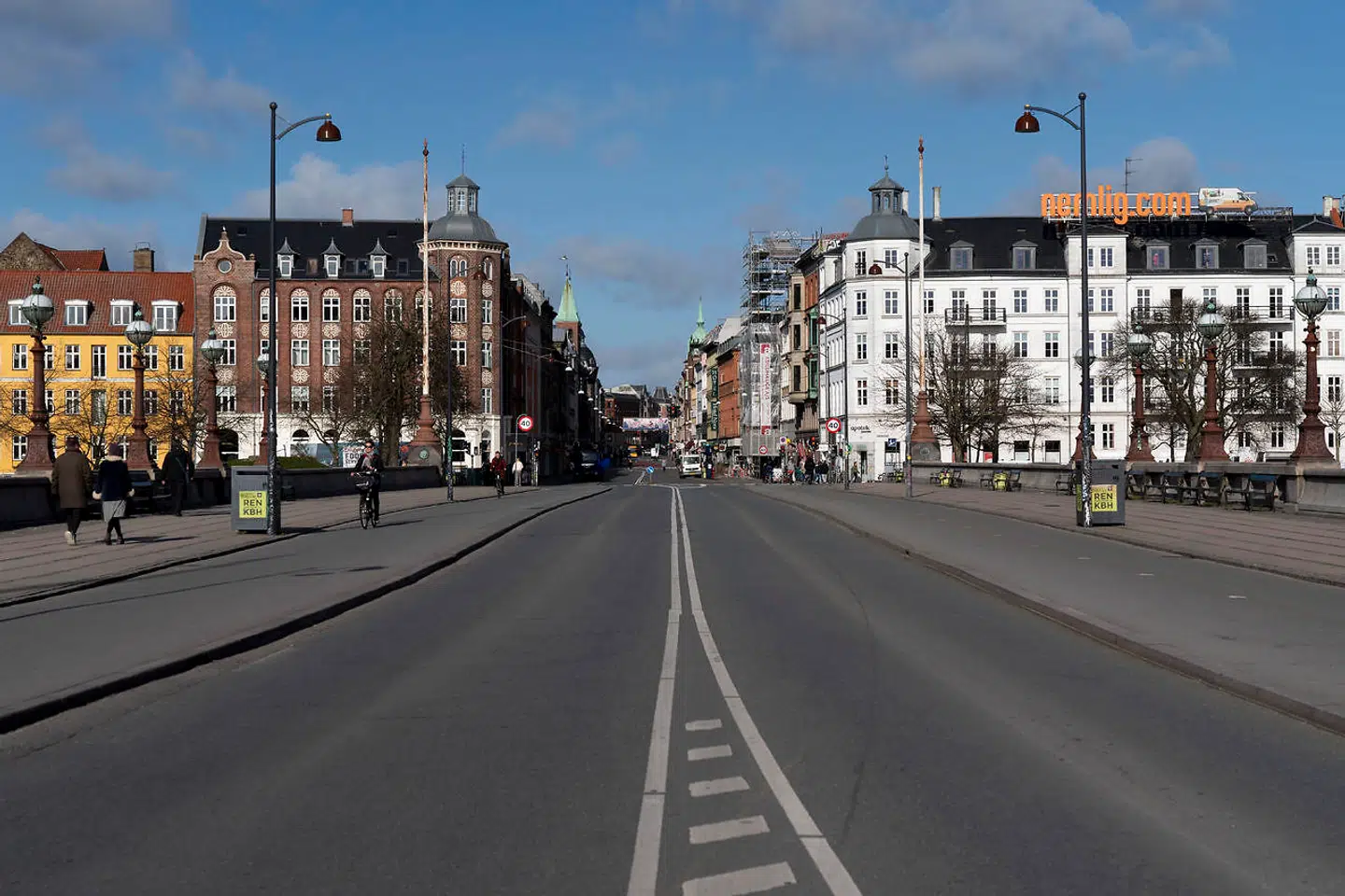 Tomme, øde gader og pladser i København. Dronning Louises Bro kl. 9.40. Normalt er her sort af mennesker.