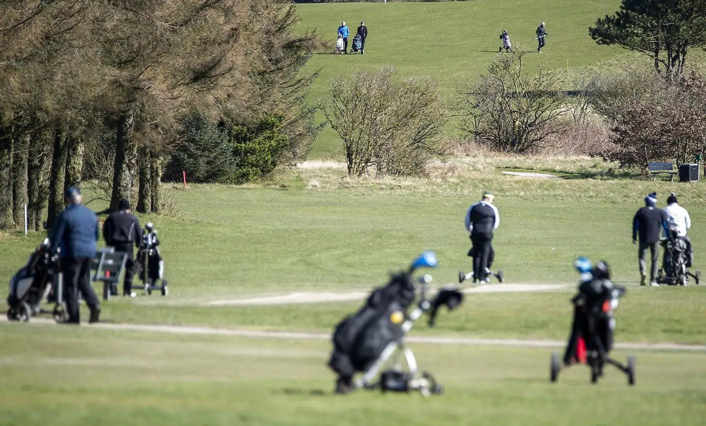 Henne Golfklub har stadig åbne golfbaner.