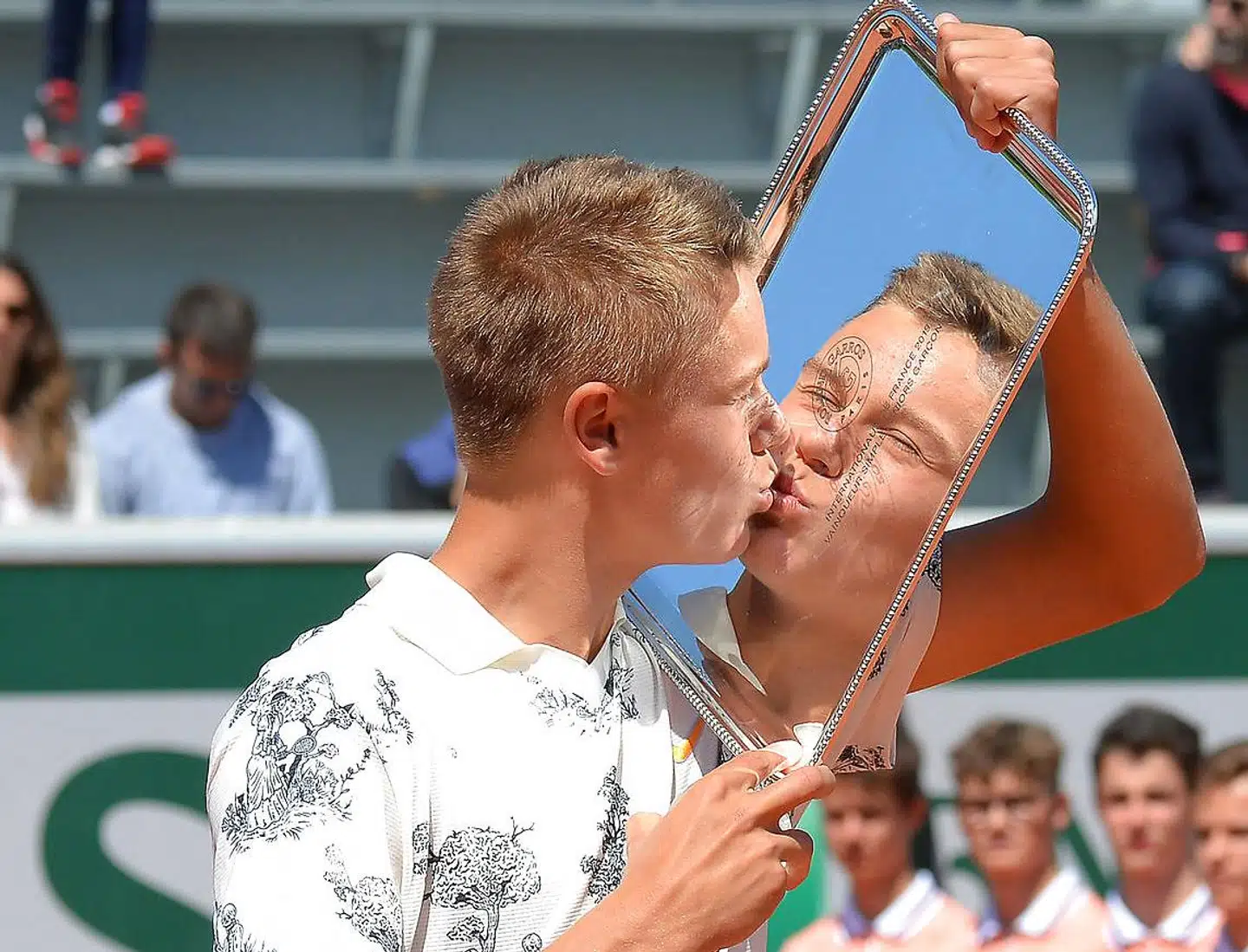 Holger Rune ved præmieoverrækkelsen efter at have vundet drengesinglefinalen ved French Open 2019 i Paris.