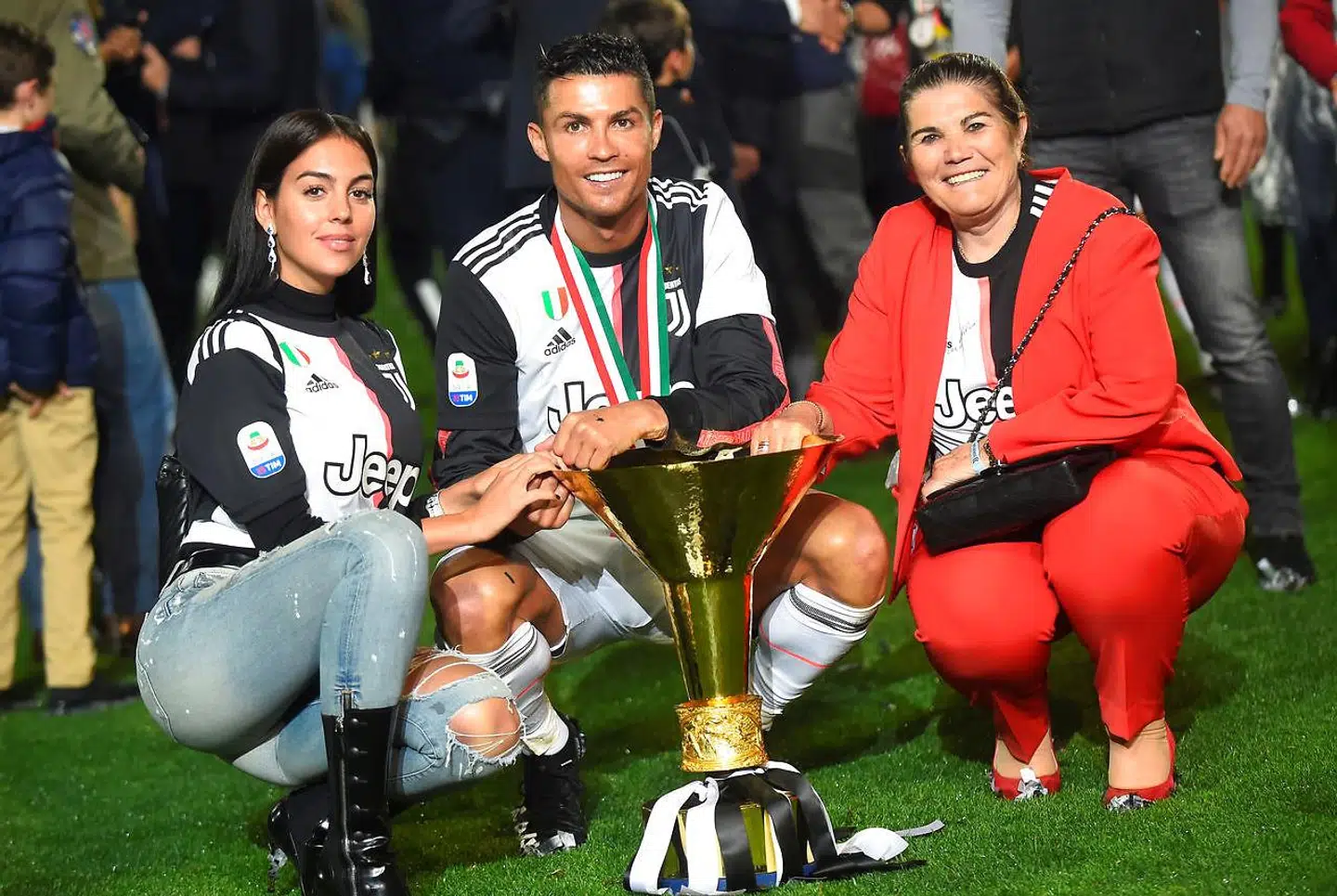 Cristiano Ronaldo med sin kæreste,Georgina Rodriguez (tv.) og hans mor, Maria Dolores Aveiro (th.).