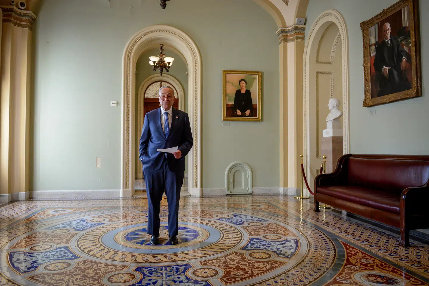 Demokraternes mindretalsleder, Chuck Schumer, taler med pressen, efter at Senatet lod være med godkende stor økonomisk hjælpepakke. Mary F. Calvert/Reuters