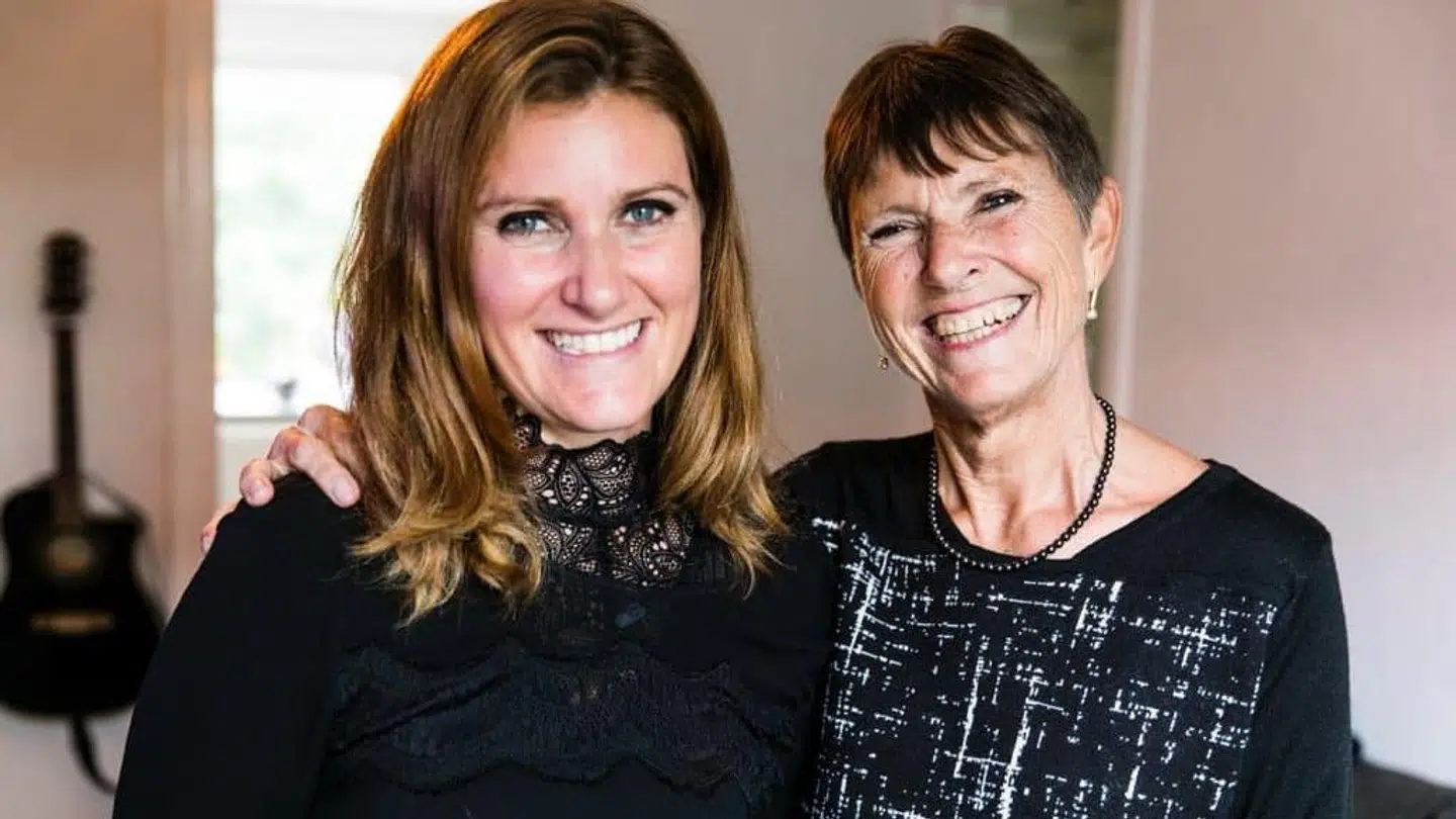 Maria Deis (tv.) mistede i sidste uge sin mor, Marianne (th.), som havde en stor omgangskreds, der alle skal have lov at sige farvel. Derfor er de – som følge af coronavirus – nødt til at vente.