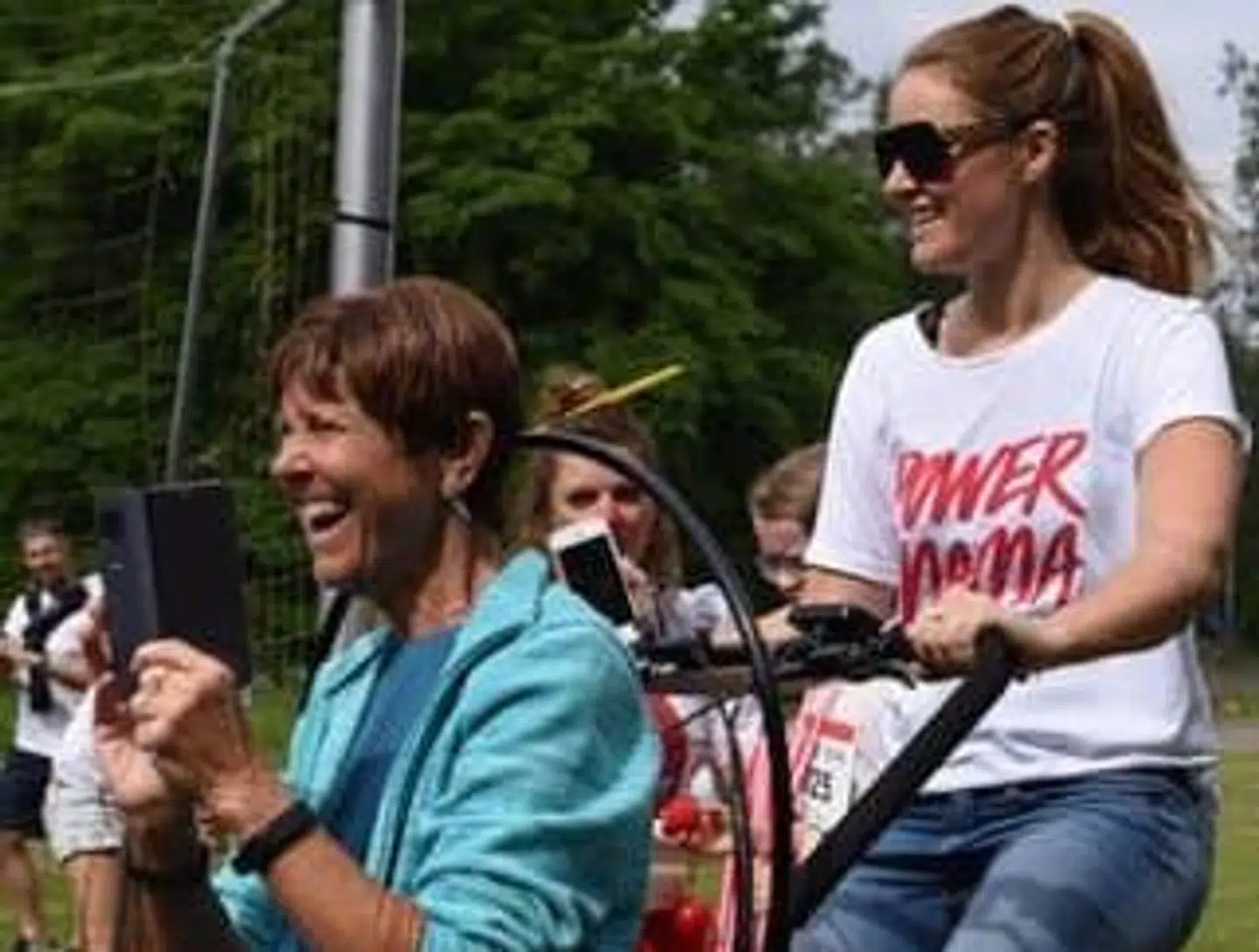 Maria cykler her med sin mor, Marianne.