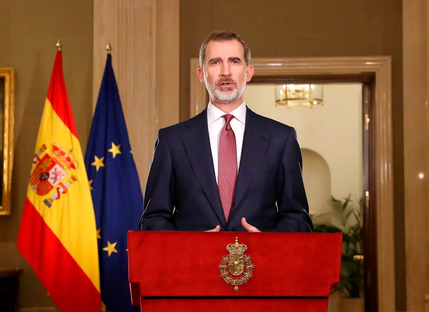 Onsdag aften var det den spanske konge, der stod frem og forsøgte at berolige det spanske folk, der er hårdt ramt af coronavirus. Kong Felipe beroligede spanierne med, at corona ikke ville vinde over dem, men at spanien nok skulle stå igennem epidimien og komme stærkere ud på den anden side, skriver avisen El Pais.