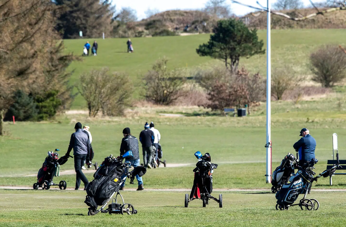 Golfspillere går en runde i Henne Golfklub på Vestkysten, lørdag den 21. marts 2020. Nogle klubber holder åbent, andre er lukket på grund af risiko for smitte med coronavirus. . (Foto: John Randeris/Ritzau Scanpix)