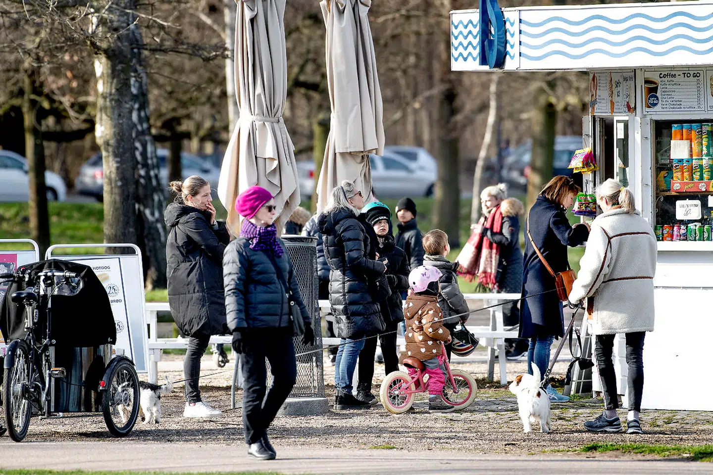 Danmark lukker ned pga af Corona-virus. Søndagsstemning på Charlottenlund Fort torsdag 19. marts 2020.