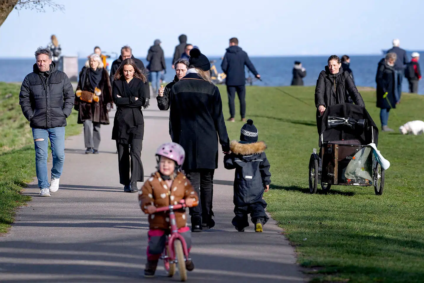 Danmark lukker ned pga af Corona-virus. Søndagsstemning på Charlottenlund Fort torsdag 19. marts 2020.