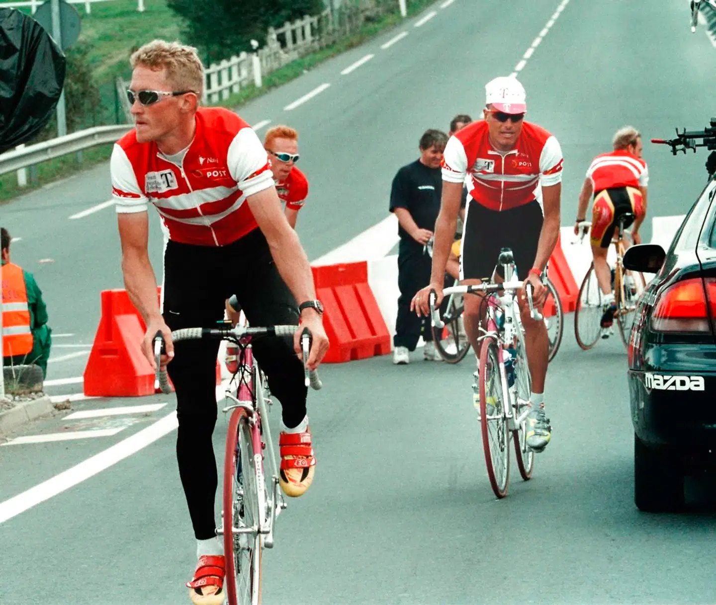 Brian Holm (tv.) og Bjarne Riis (med kasket) under deres aktive cykelkarriere.
