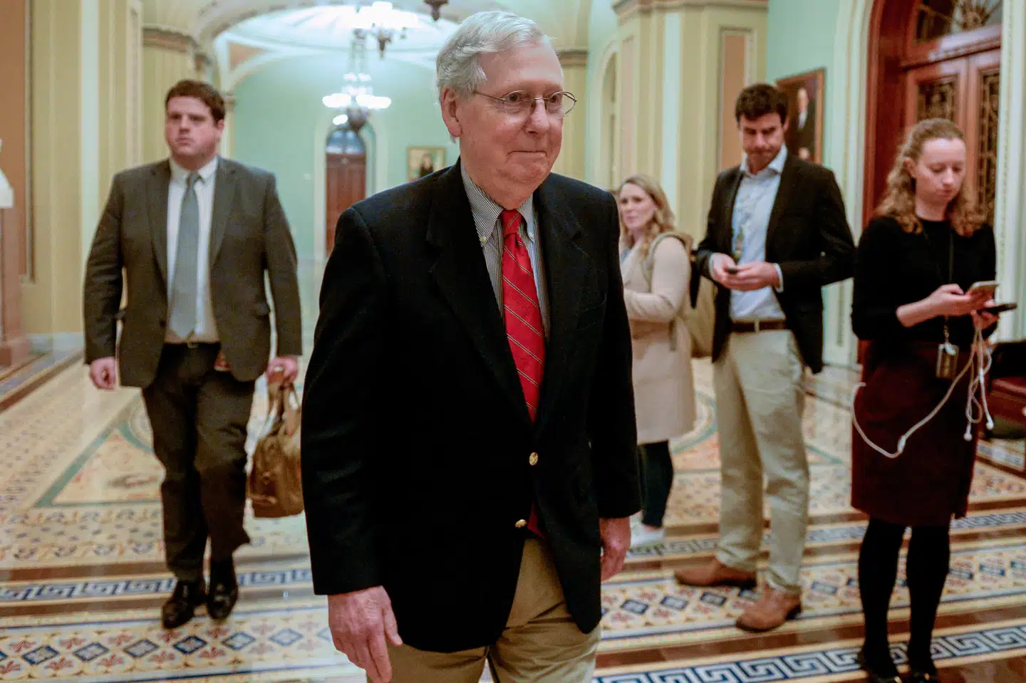 Republikanernes flertalsleder i Senatet, Mitch McConnell, forlader forhandlingerne 21. marts. Mary F. Calvert/Reuters