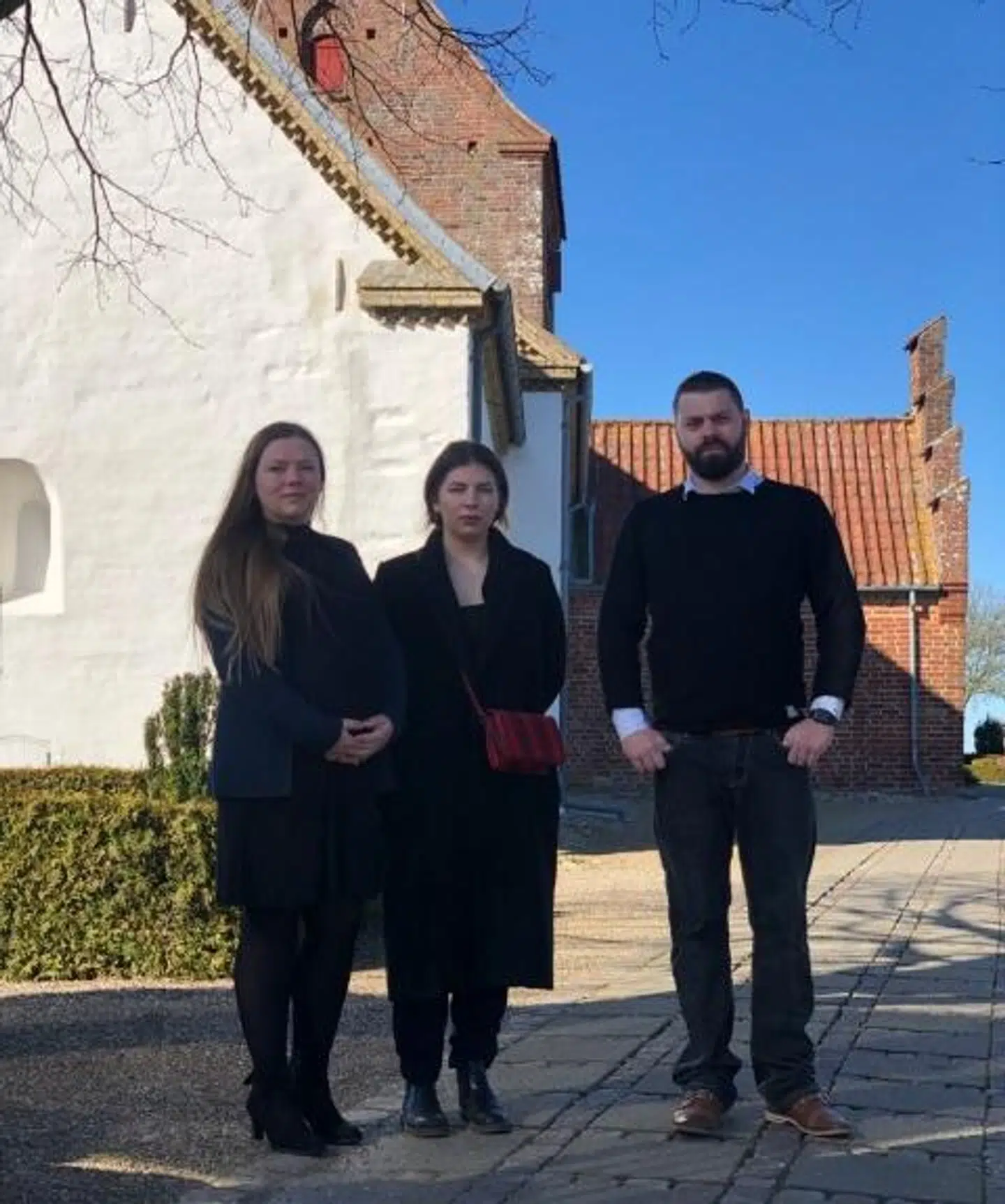 For Marianne Laursens børn Michelle (tv), Helena og Mikael har det været svært at vurdere, hvem der skulle inviteres i kirken, når der kun måtte komme 10 personer med. Her står de foran Tyrsted Kirke ved Horsens inden deres mors bisættelse.