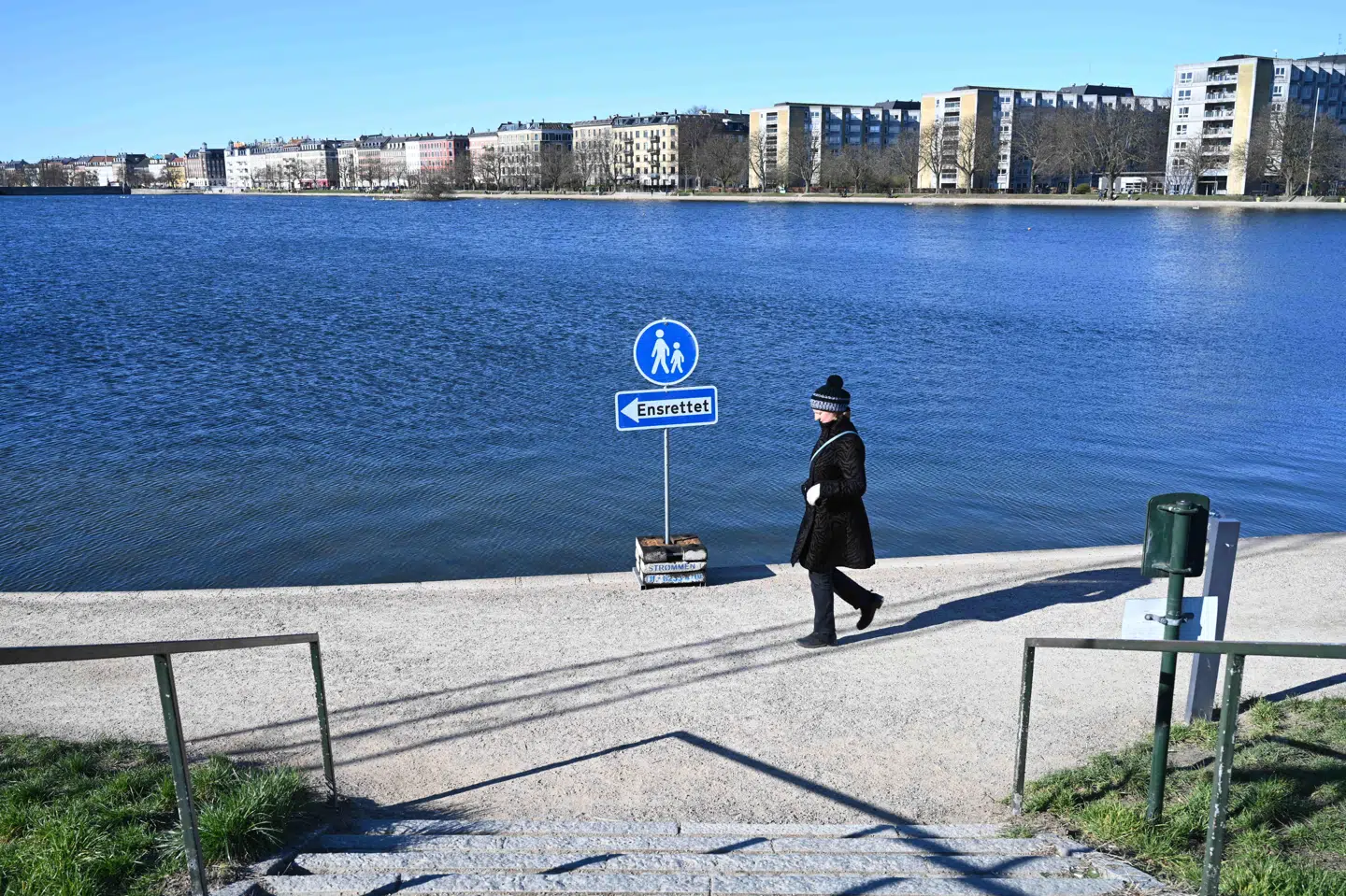 I flere byer skærper kommuner og politi nu indsatsen for at få folk til at overholde coronareglerne, og samtidig indføres en række tiltag. Skilte sættes op i parker og andre steder, hvor folk mødes, og ved søerne i København er fodgængertrafikken blevet ensrettet. Philip Davali/Ritzau Scanpix