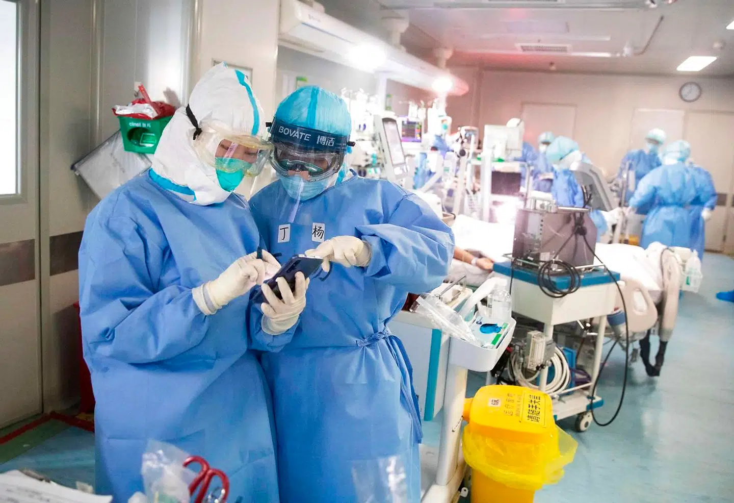 Kinesiske læger behandler patienter på et hospital i byen Wuhan, hvor corona tog sin begyndelse. Nu jagter forskere fra hele verden en kur mod sygdommen. (Photo by STR / AFP) / China OUT