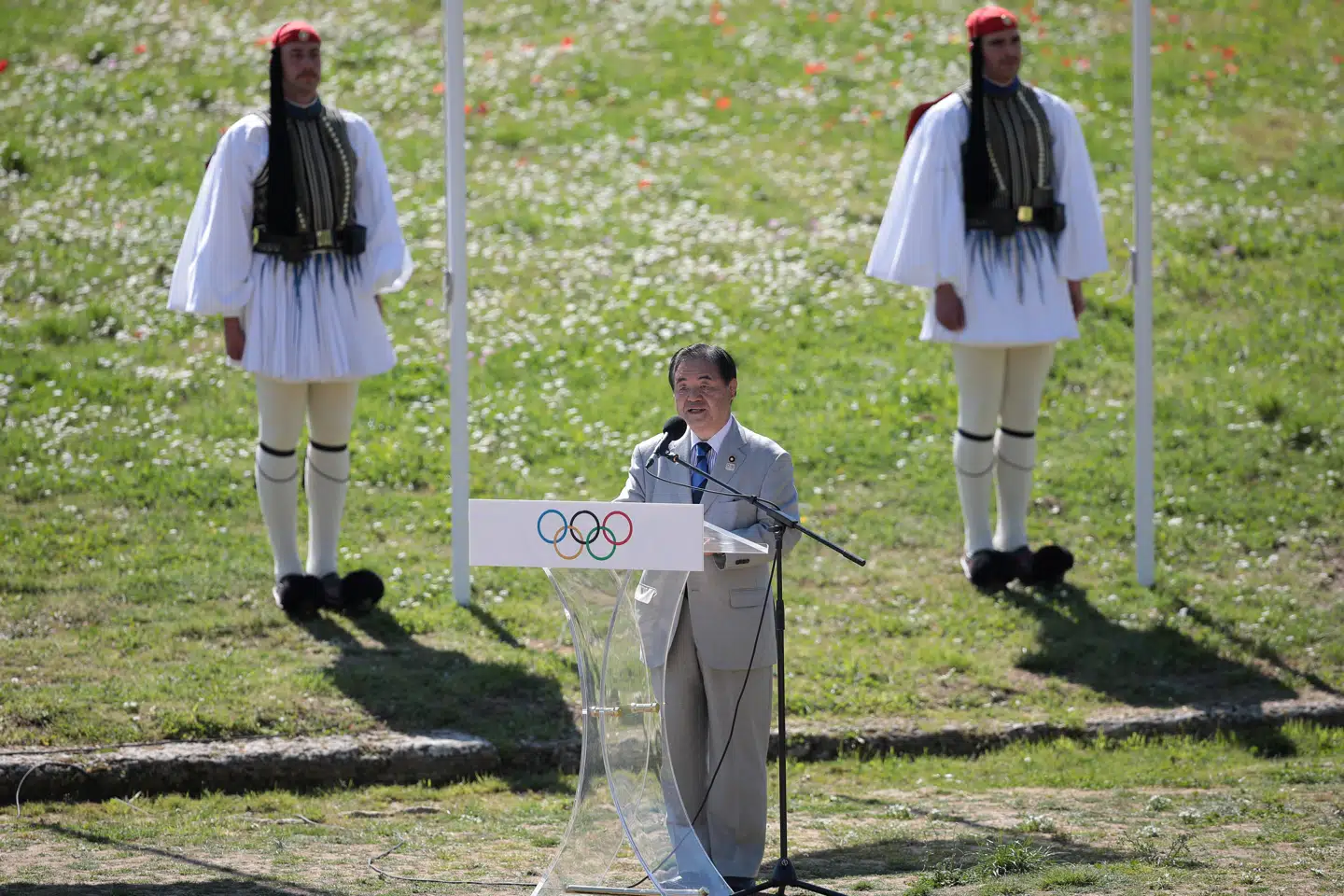 Toshiaki Endo, vicepræsident i Tokyos olympiske arrangørkomité, holder stædigt fast i, at Japan skal være vært for OL i juli og august. Her ses han promovere sommerlegene i sidste uge i Grækenland. Costas Baltas/Reuters