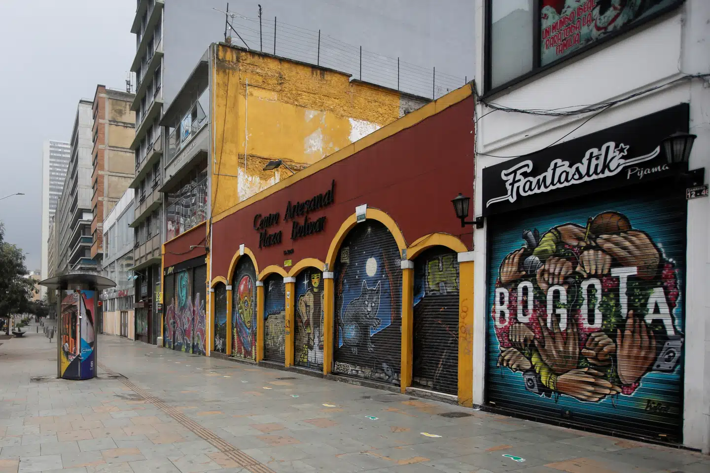 I Colombias hovedstad, Bogotá, har alle indbyggere været i obligatorisk karantæne siden fredag morgen. Tirsdag gælder karantænen for hele landet i et forsøg på at inddæmme spredningen af coronavirusset. Stringer/Reuters