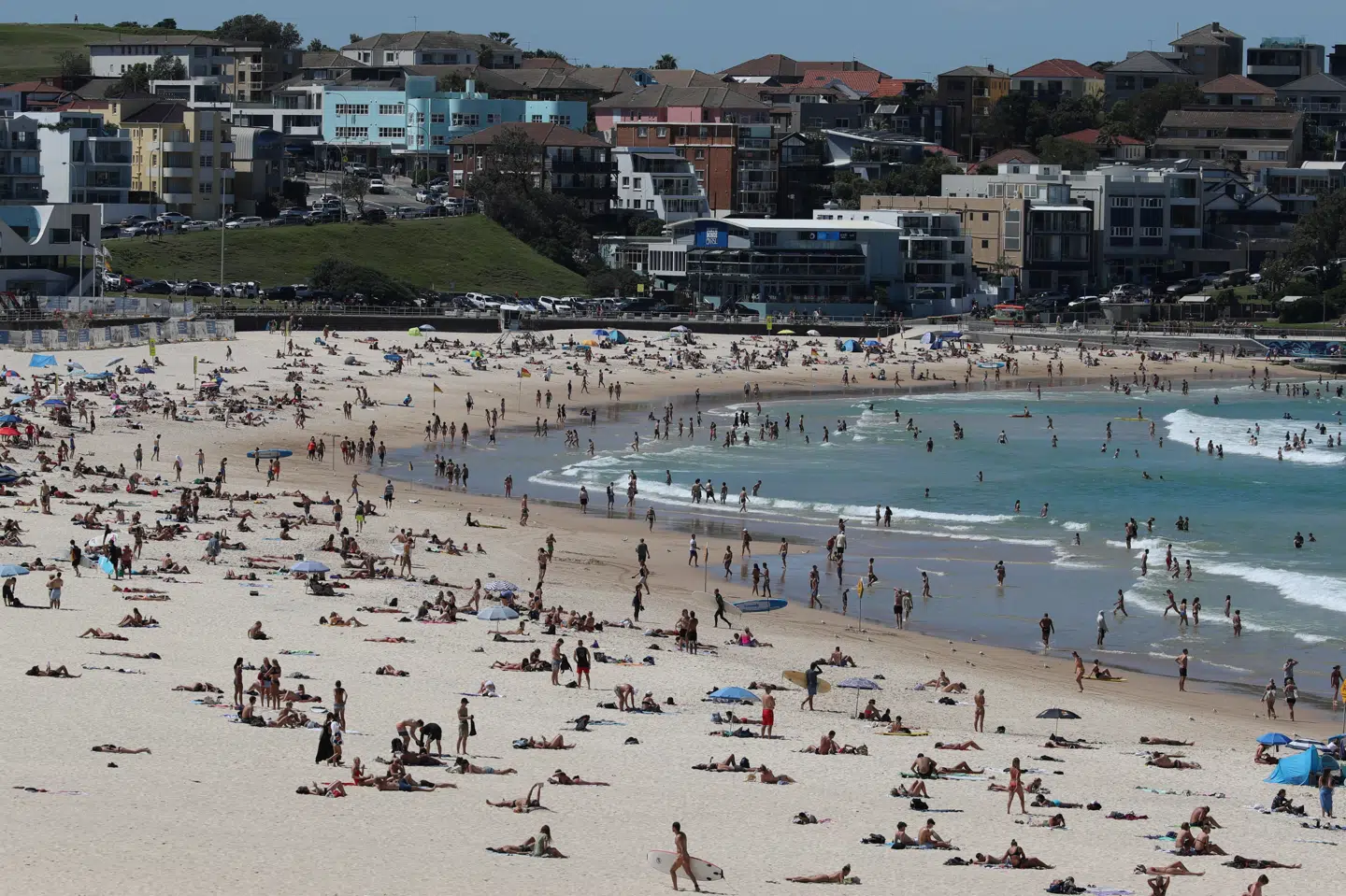 Trods risiko for smittespredning tilbragte tusindvis af mennesker fredag dagen på Bondi Beach i Sydney. Loren Elliott/Reuters