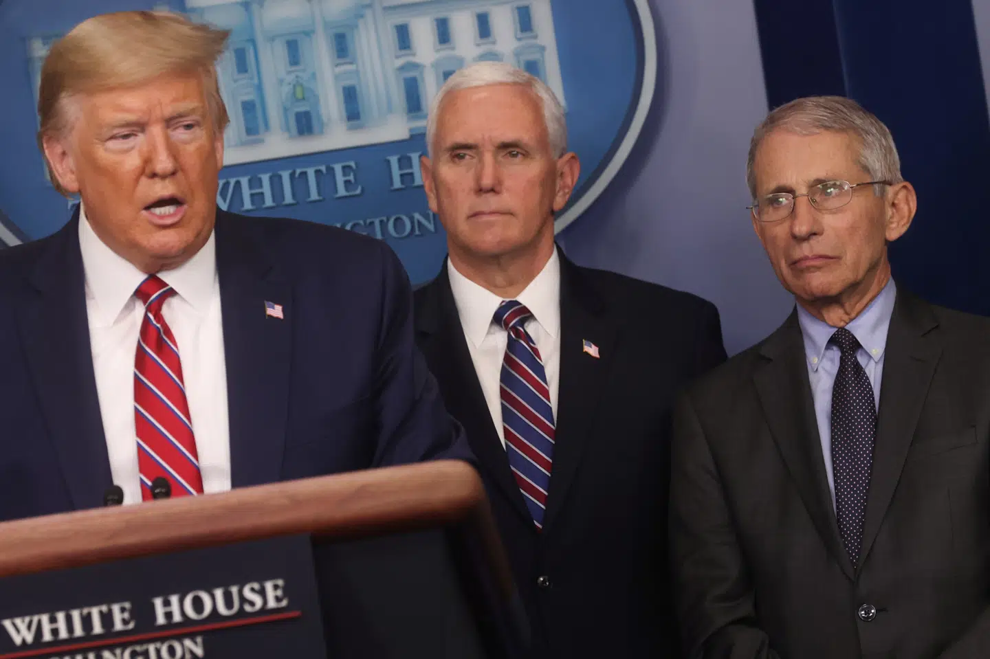 En ansat i den amerikanske vicepræsident Mike Pences (i midten) stab er testet positiv for coronavirus. (Arkivfoto). Jonathan Ernst/Reuters