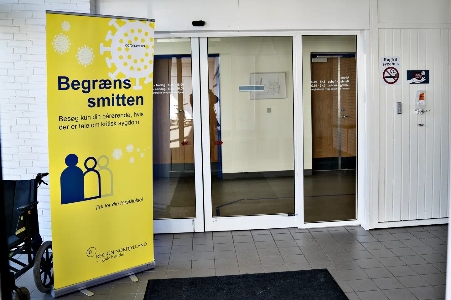 Landets sygehuse er lukket land for tiden. Kun hvis der er tale om nære pårørende, der vil besøge en kritisk syg eller døende person, kan man komme ind. Forældre og nære pårørende kan også få lov at besøge indlagte børn. (Arkivfoto). Henning Bagger/Ritzau Scanpix