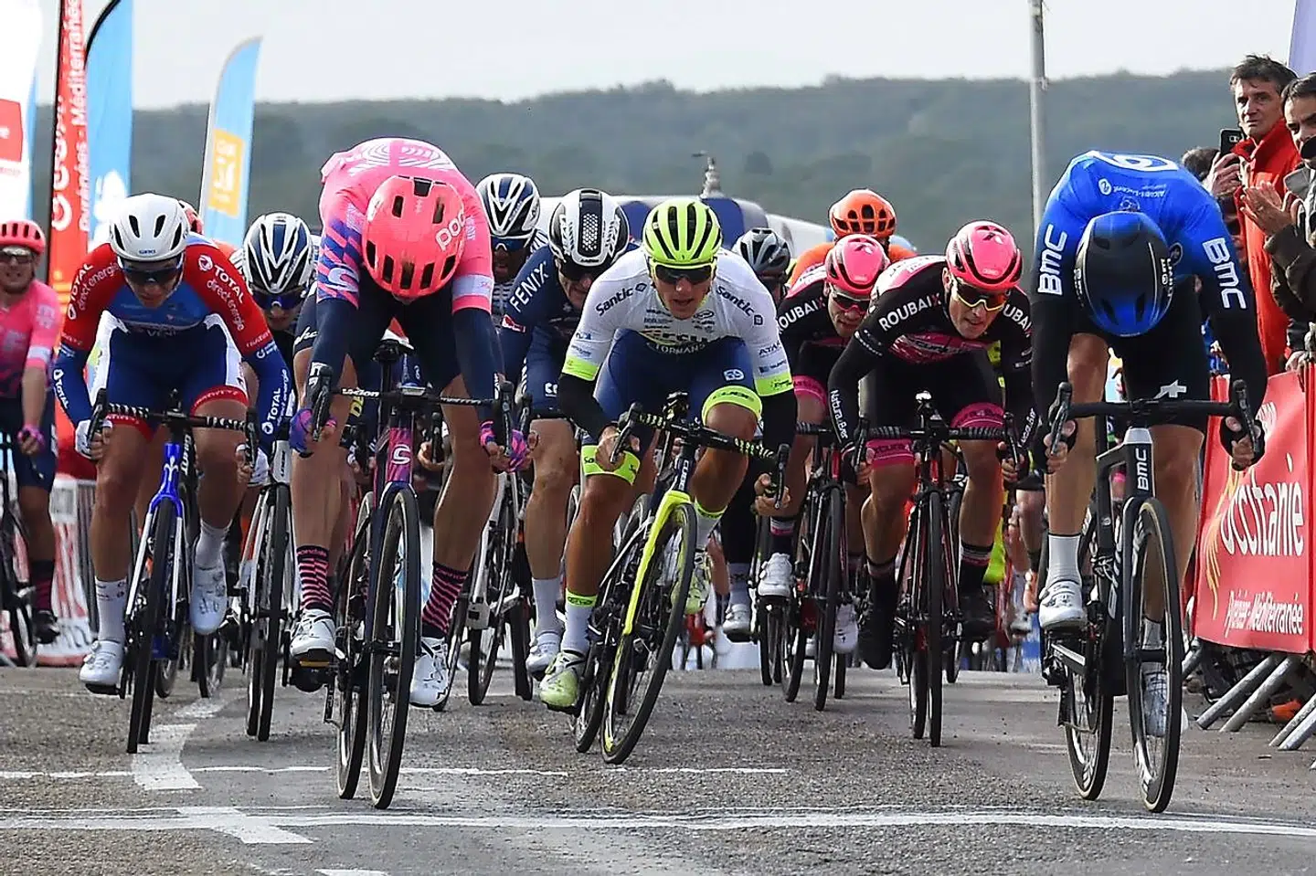 Magnus Cort (med den lyserøde hjelm forrest til venstre) vandt anden etape af Etoile de Besseges først i februar.