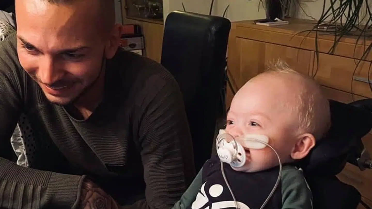 Faren, Nicolaj Møller, arbejder om aftenen, så han undgår kontakt med andre mennesker.