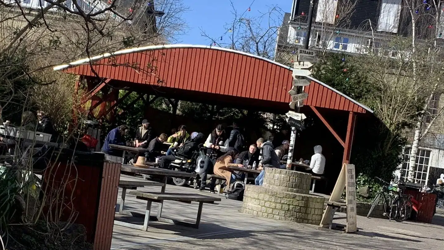 Torsdag kl. 12.45 på Cafe Månefiskeren på Christiania. Folk sad tæt, indtil personale besluttede at fjerne bordene.