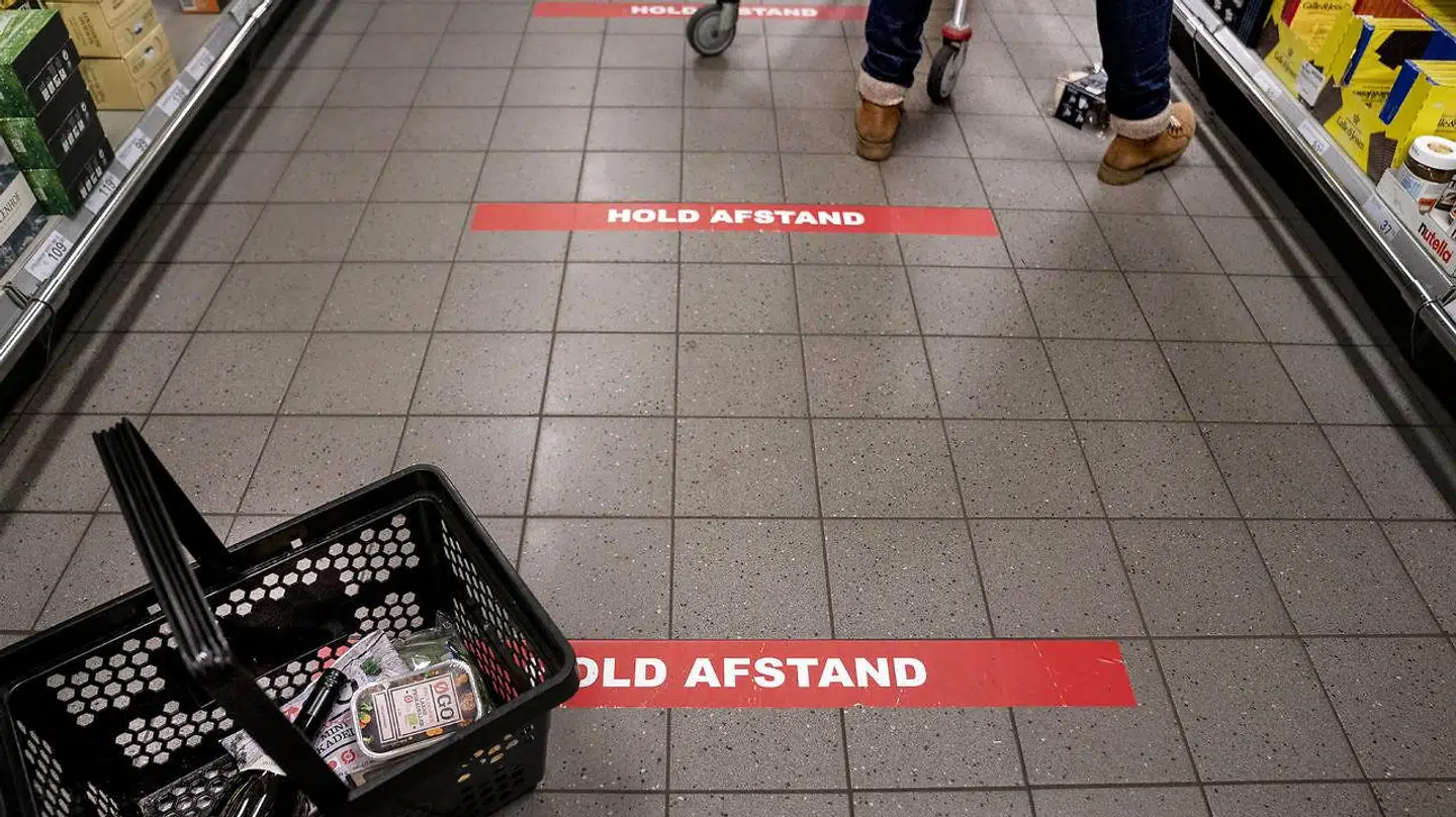 Skilte på gulvet i Netto i Herlev med en opfordring til at holde afstand.