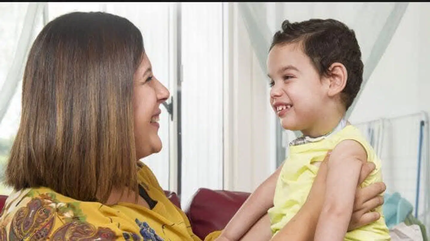 Adam har muskelsvind. Derfor sidder han i kørestol og får hjælp til at trække vejret af en respirator. Foto: privat