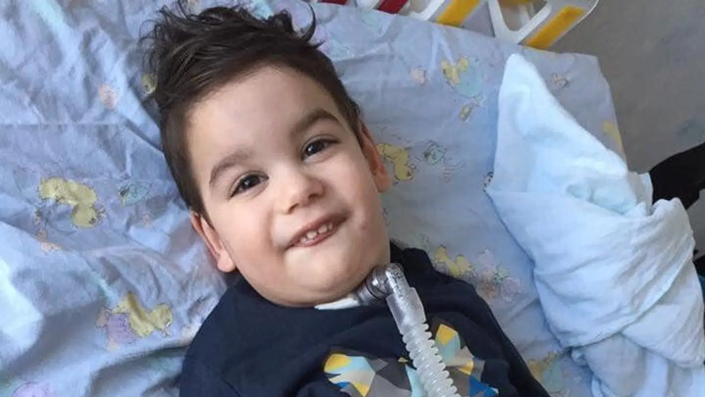 Adams har brug for hjælp døget rundt. Både af familie og sygeplejersker. Foto: Privat.