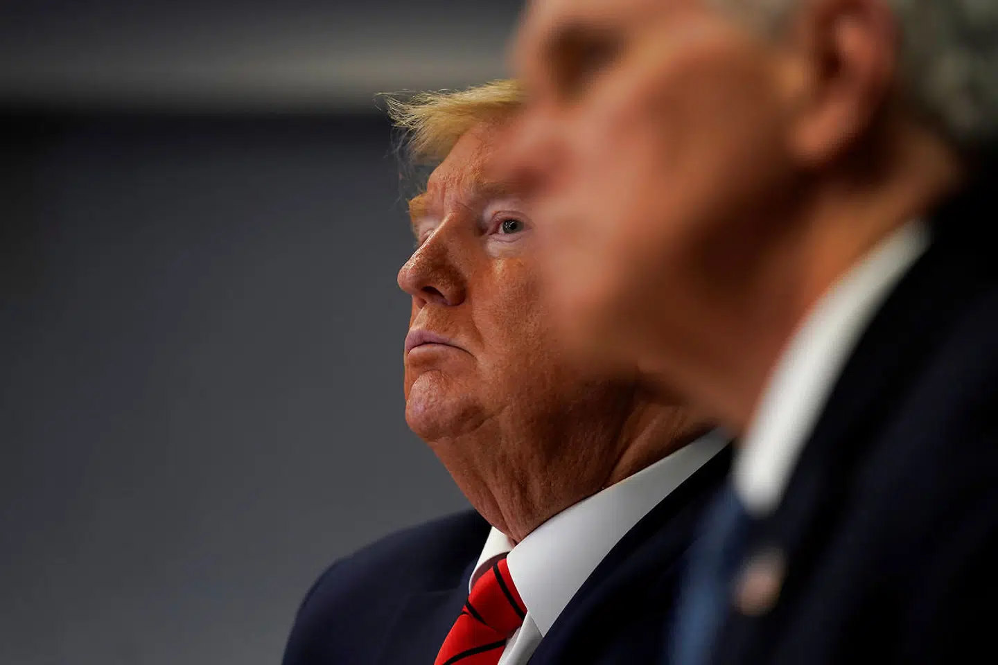 Donald Trump lytter til de nyeste opdateringer på coronavirussen.