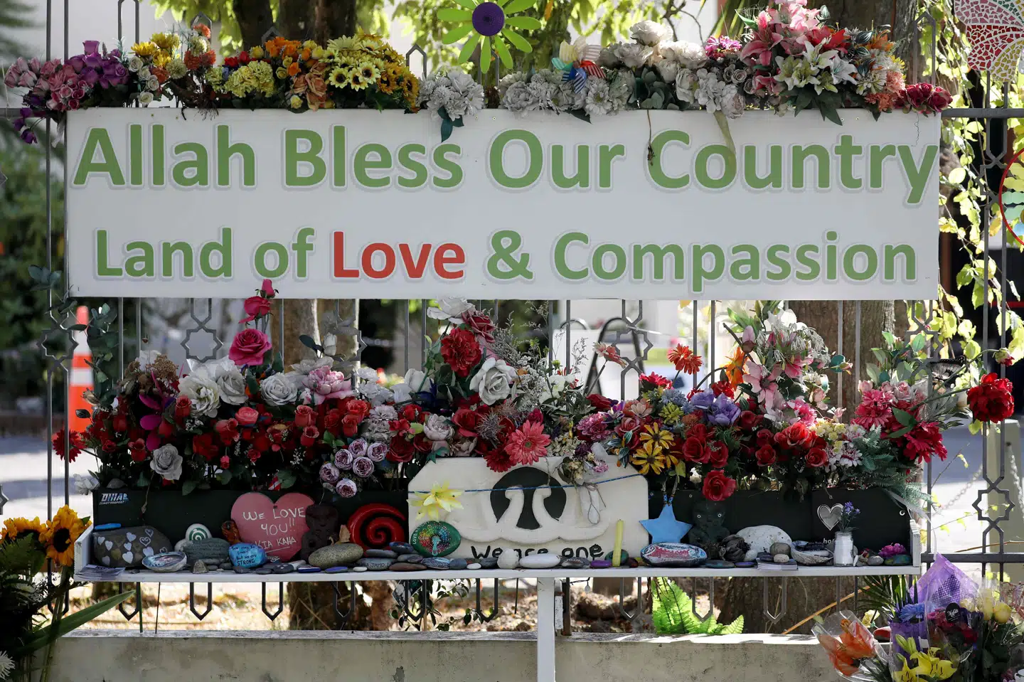 Indbyggere i Christchurch har lagt blomster uden for moskeen Al Noor i Christchurch i New Zealand i anledning af etårsdagen for angrebet. Angreb som det kan inspirere til yderligere højreekstremistiske angreb udført af soloaktører, vurderer Center for Terroranalyse i ny trusselsvurdering. (Arkivfoto) Sanka Vidanagama/Ritzau Scanpix