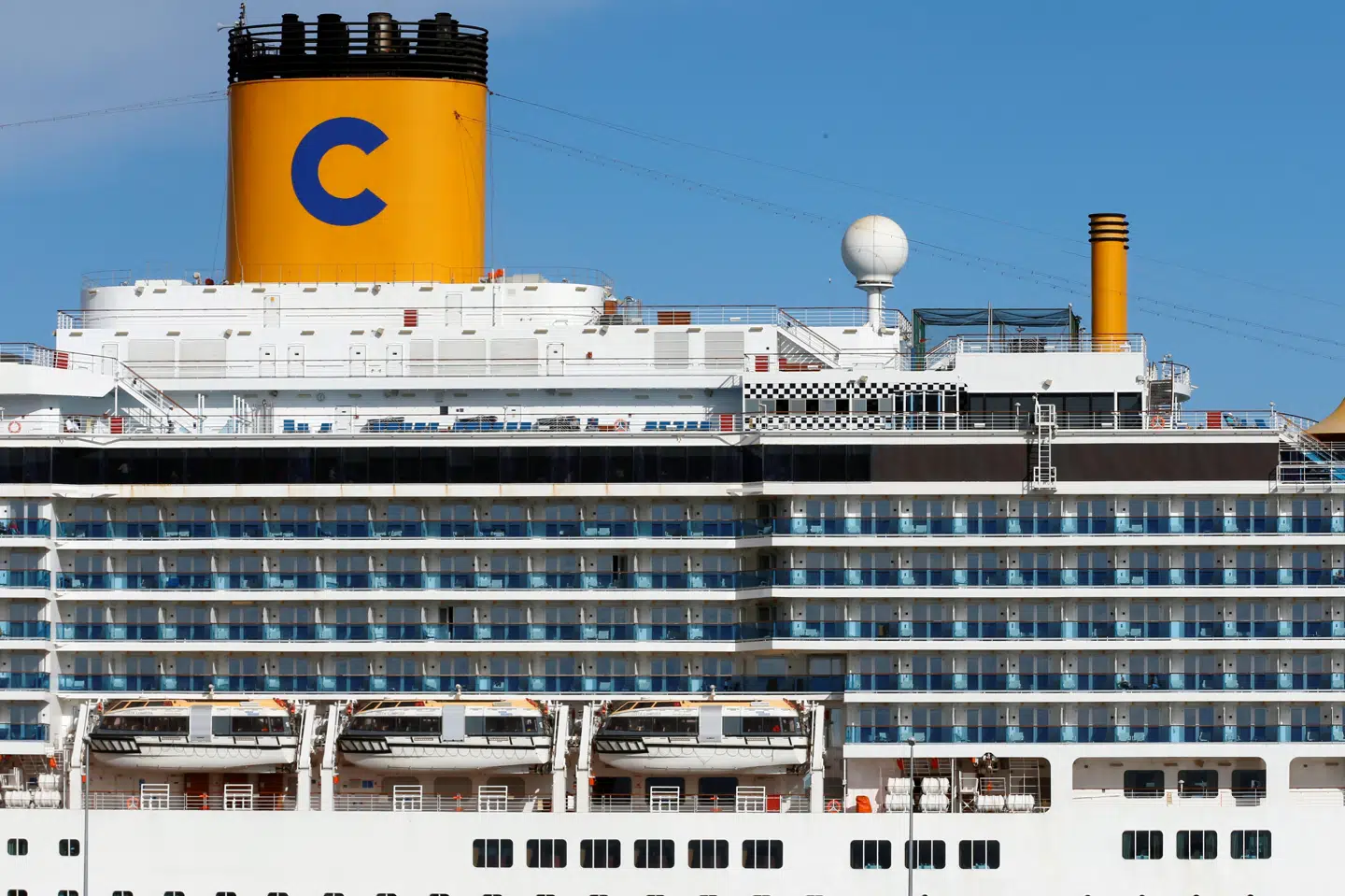 Krydstogtskibet Costa Luminosa ligger i havnen i Marseille i det sydlige Frankrig med over 1400 passagerer, heriblandt omkring 50 danskere. (Arkivfoto) Jean-Paul Pelissier/Reuters