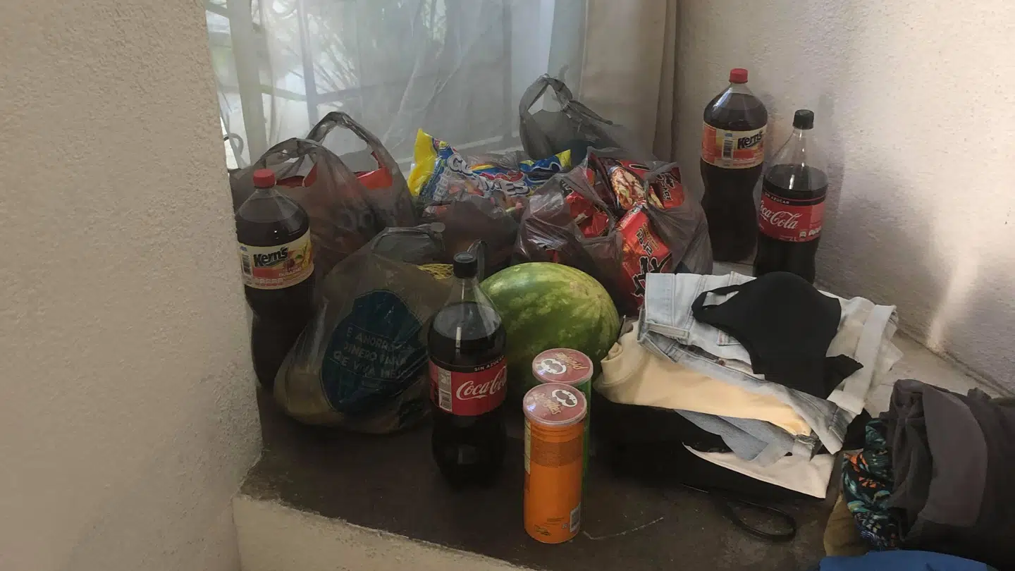 De unge kan ikke gå ud og har derfor købt forsyninger, de kan leve af på deres værelse. (Privatfoto)