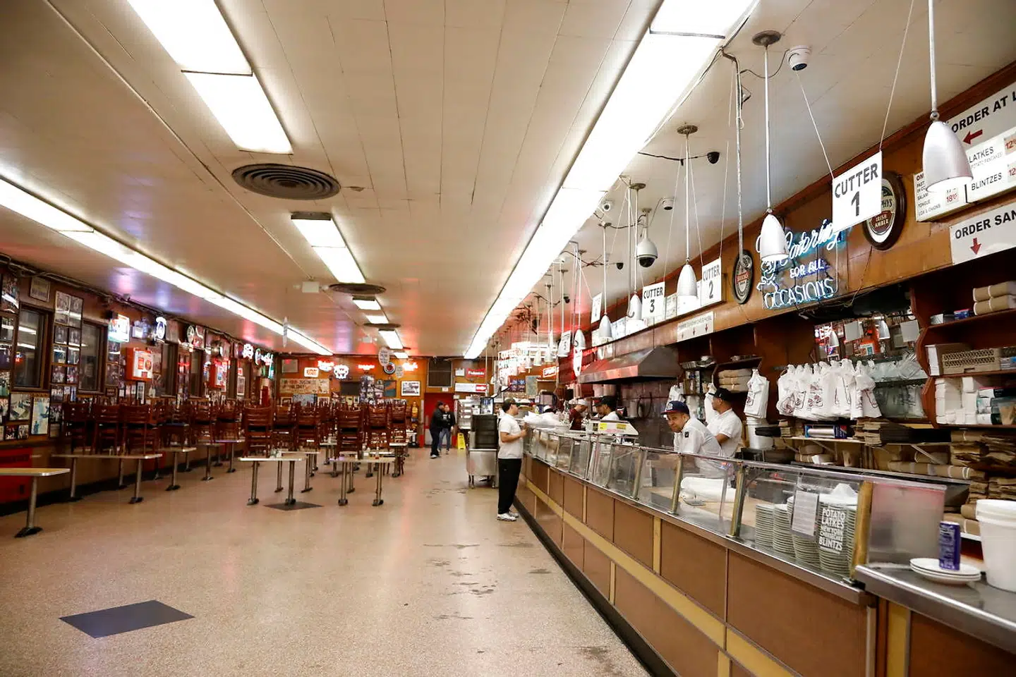 Tomme hylder i Katz's Deli i New York City.