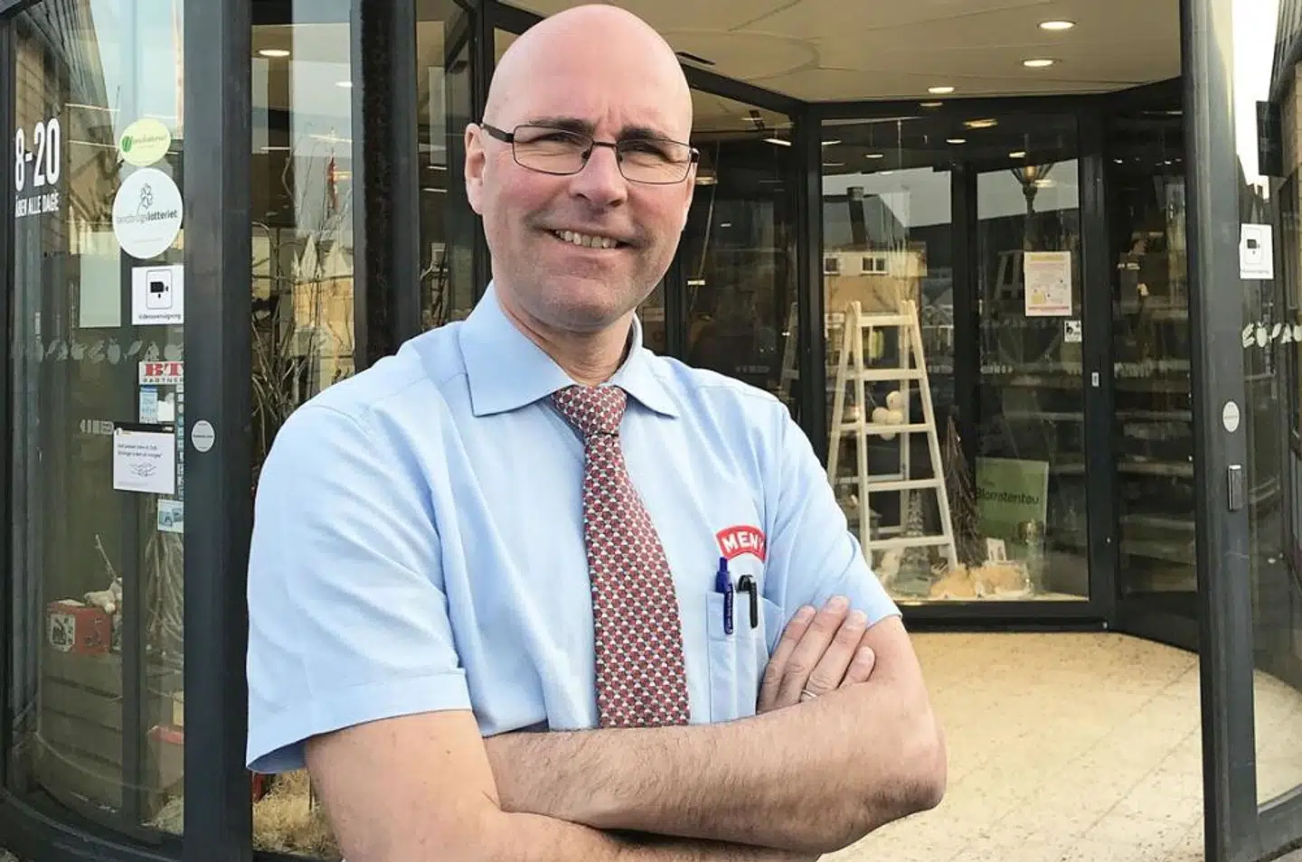 Poul Bøcker Cullura – eller bare Poul Købmand – er kommet pølsemanden Mr. Hess til undsætning under corona-krisen.