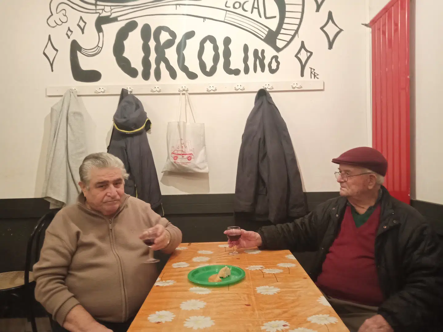 Giuseppe og Antonio - far og søn. 65-årige Antonio, som er fraskilt, bor hjemme ved sin far. Giuseppe er Charlotte Sylvesterens faste kortmakker. Han er 91 år og har ikke været ude i det fri i nu fire uger pga. den totale lockdown i Italien. Foto: Charlotte Sylvestersen