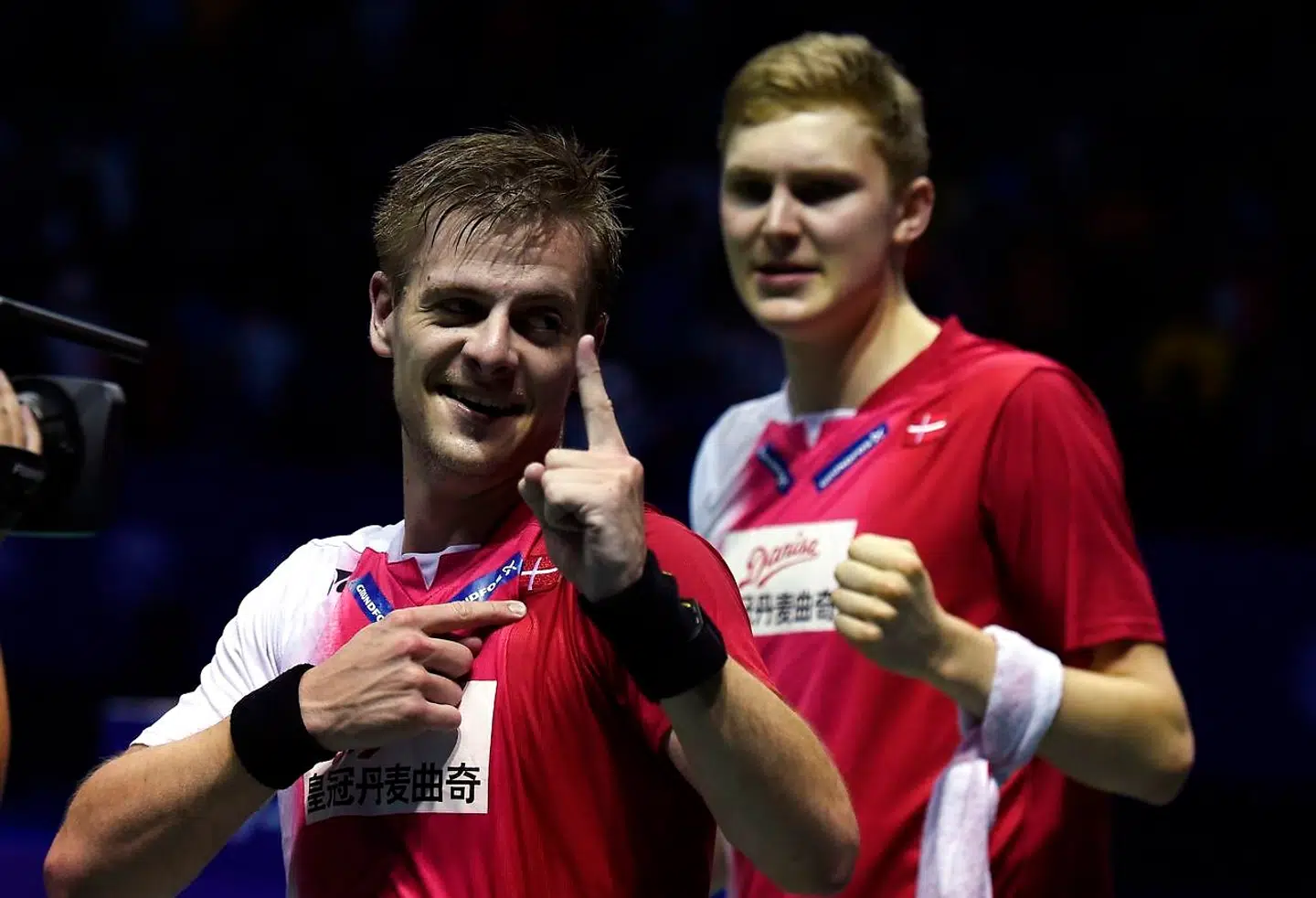 Hans-Kristian Vittinghus jubler sammen med Viktor Axelsen efter den danske Thomas Cup-finalesejr over Indonesien i 2016.