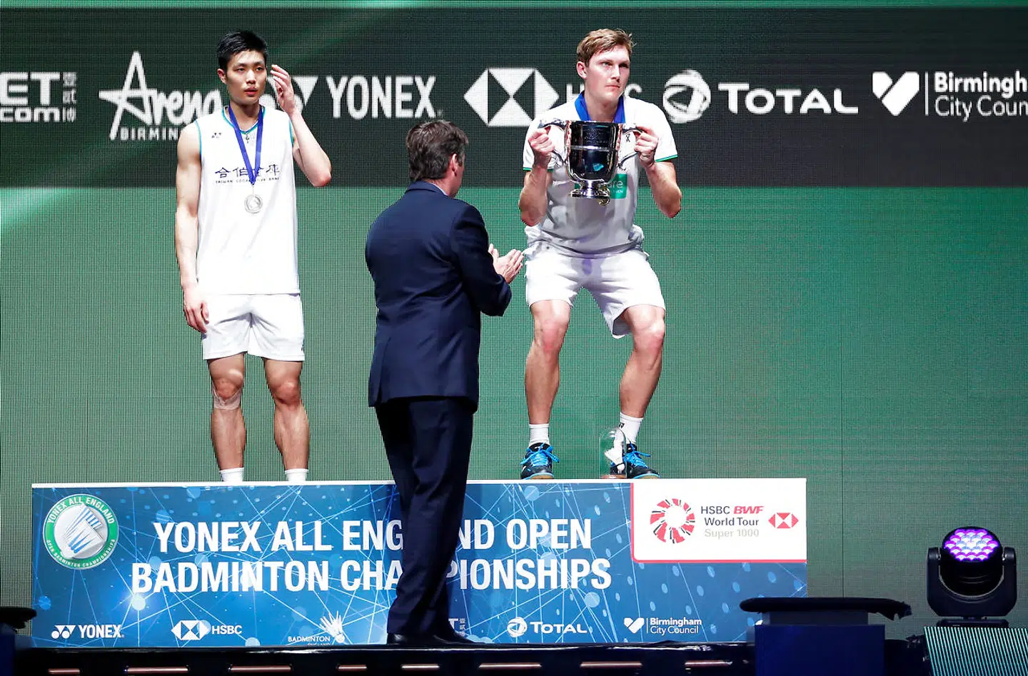 Poul-Erik Høyer, i midten, overrakte sejrstrofæet ved All England-turneringen til Viktor Axelsen.