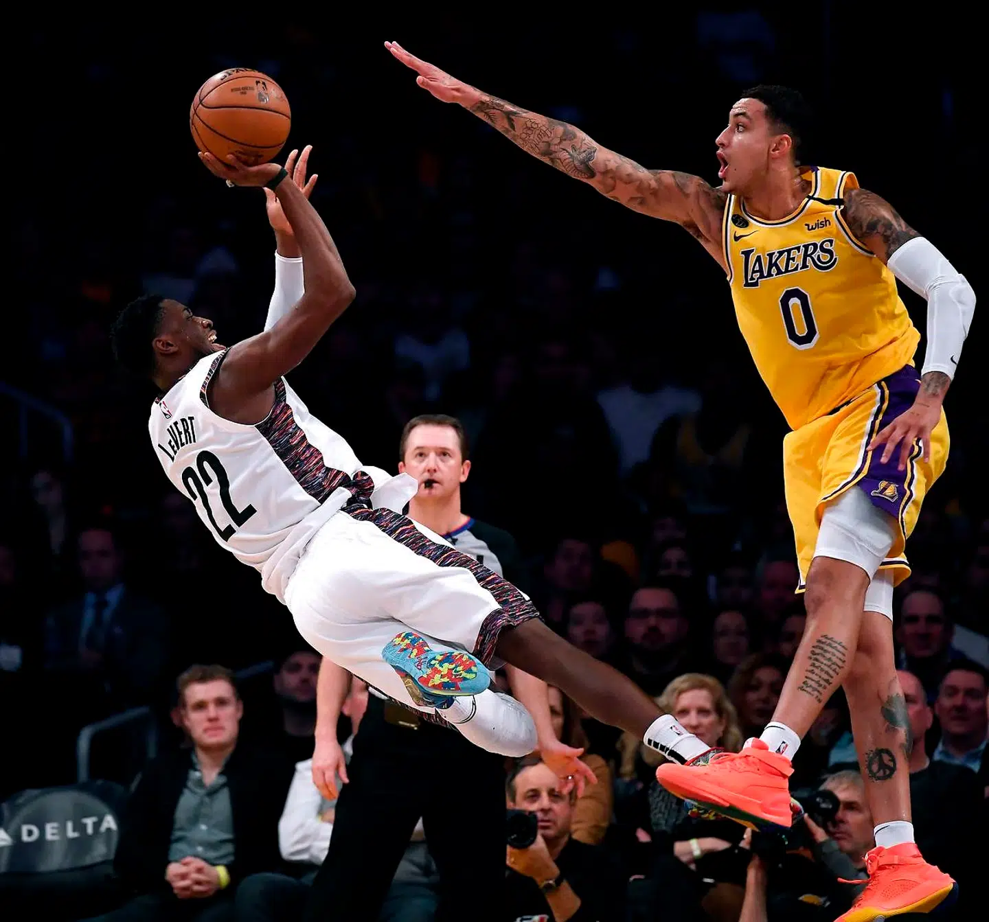 Hele basketballholdet Brooklyn Nets (hvid trøje) blev testet for coronavirus. Også selvom kun én spiller havde symptomer.