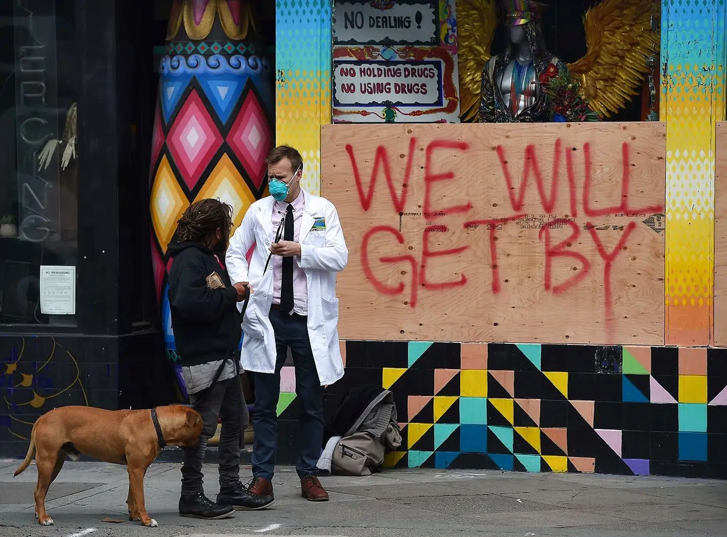 Her får en hjemløs gode corona-råd af lægen Stuart Malcolm i San Francisco.