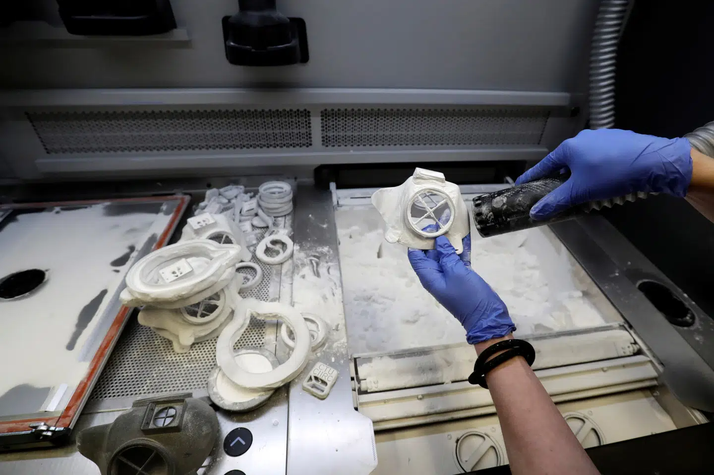 Producenter af respiratorer har travt under den aktuelle coronakrise. Nu vil EU opbygge et lager. David W Cerny/Reuters