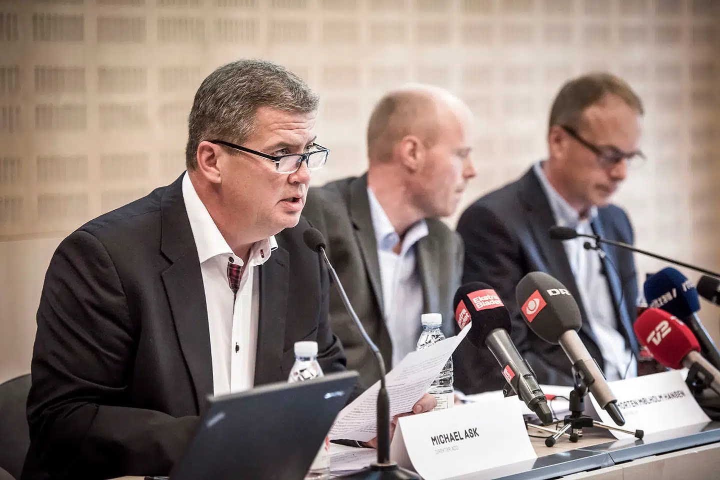 Michael Ask (tv.) ved pressemødet om dopingrapporten 'Rapport om doping i dansk cykelsport 1998-2005'.
