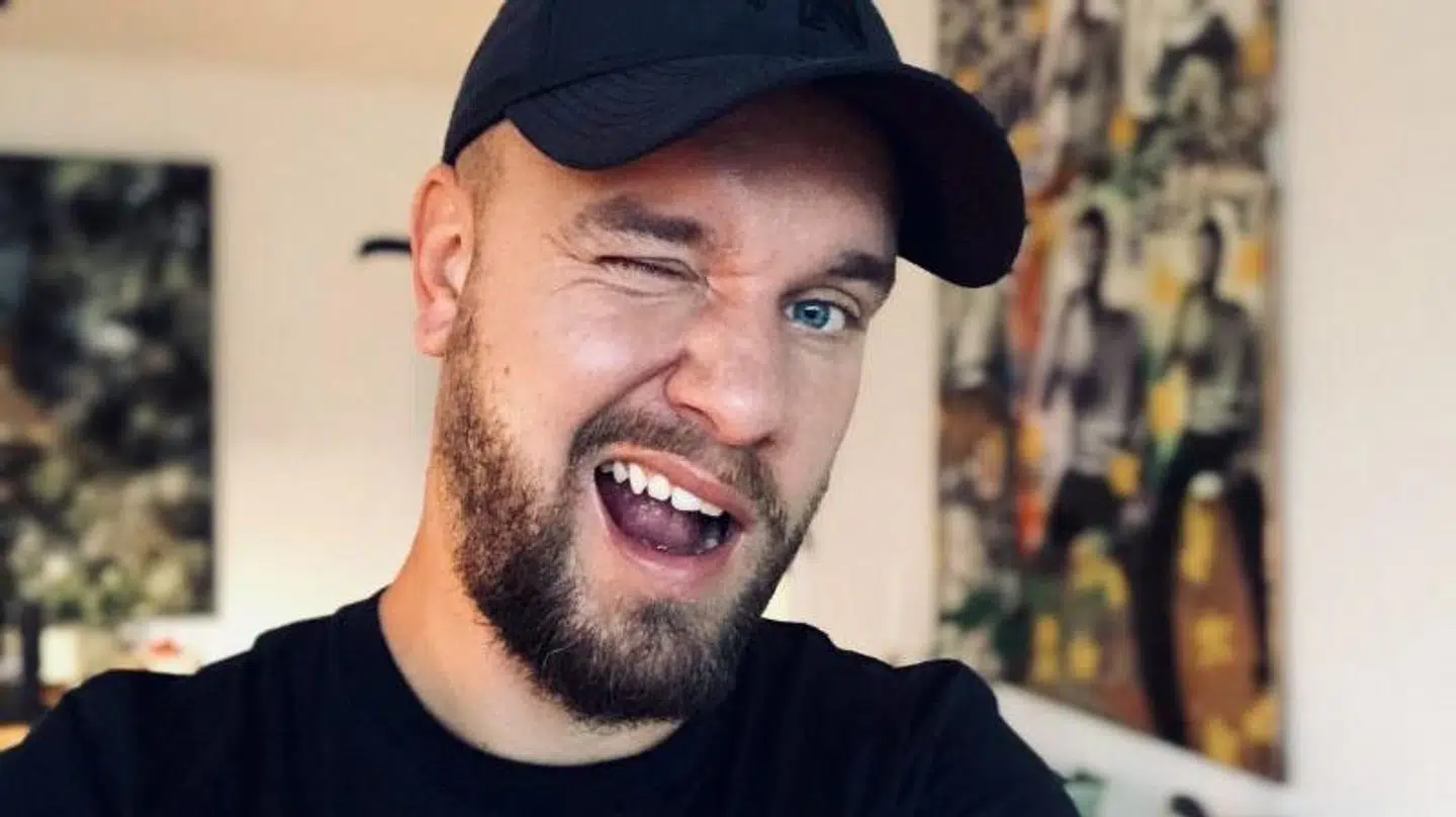 Normalt er sjov og spas nøgleordene for opslagene, man finder på Anders Hemmingsens platforme. Men den seneste uge har tonen ændret sig.