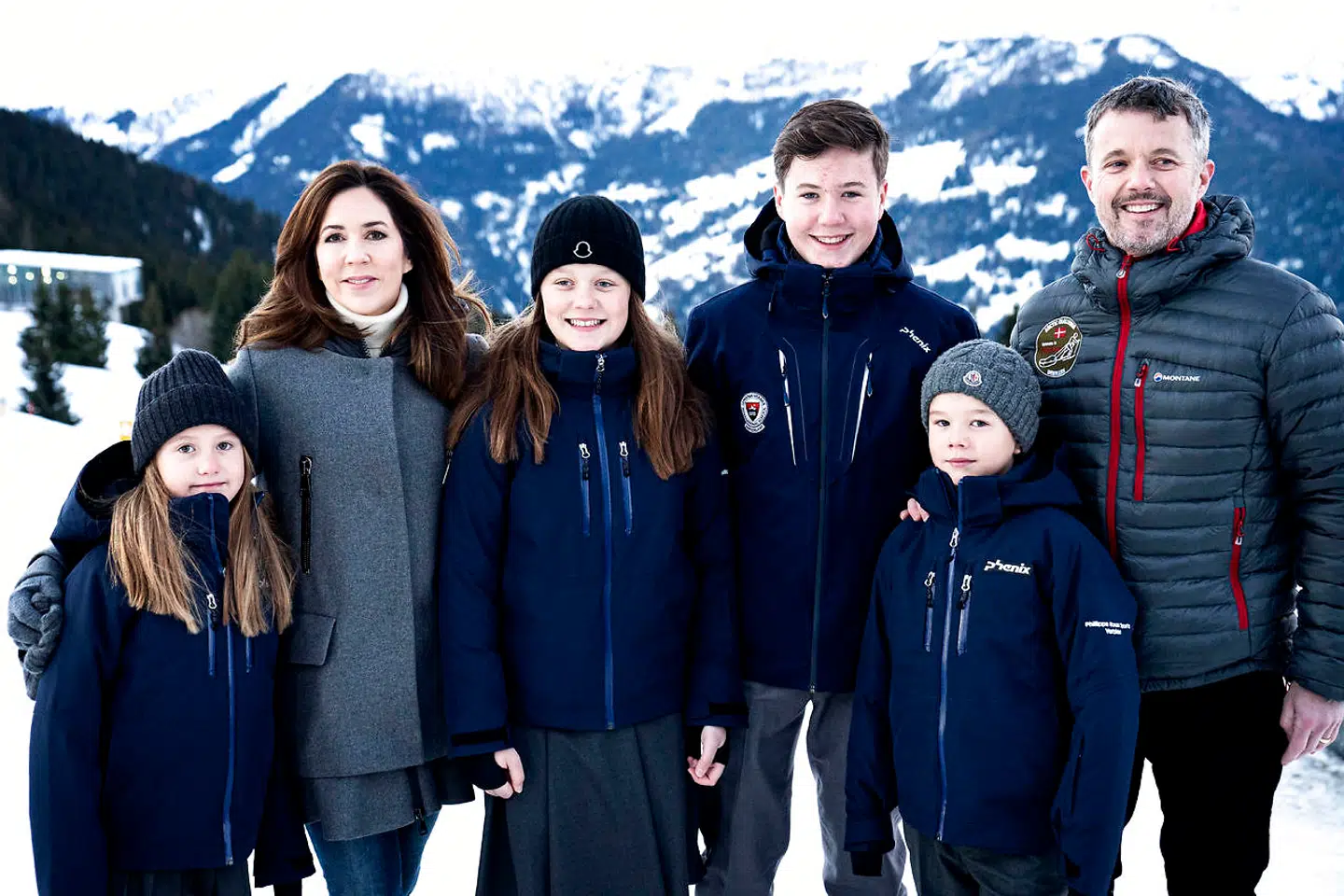 Kronprinsfamilien i forbindelse med børnenes skolestart på Lemania-Verbier International School i Verbier, Schweiz. Familien er siden taget hjem grundet corona-udbruddet.