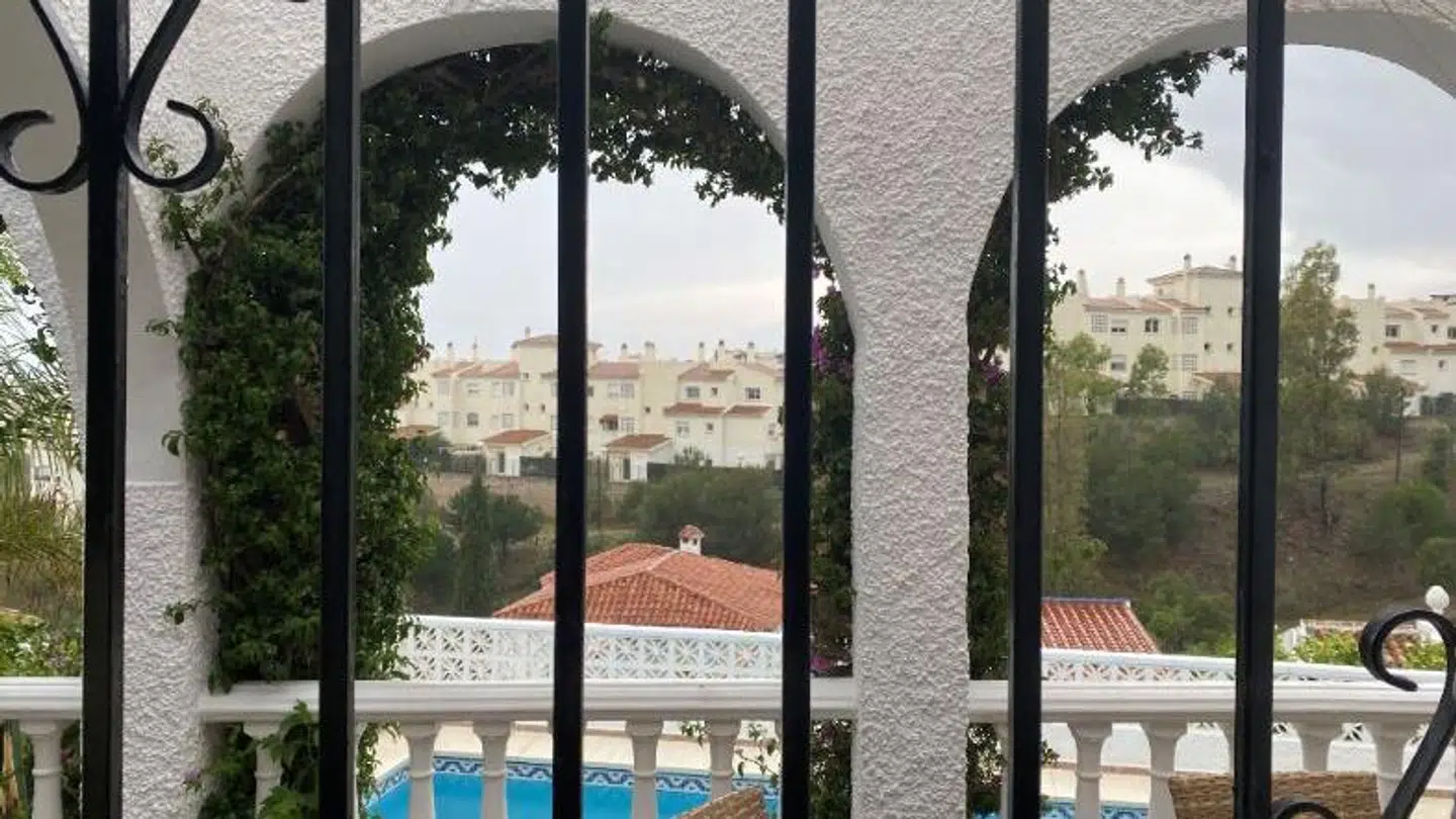 Sådan er udsigten fra familiens lejede hus udover Benalmádena.