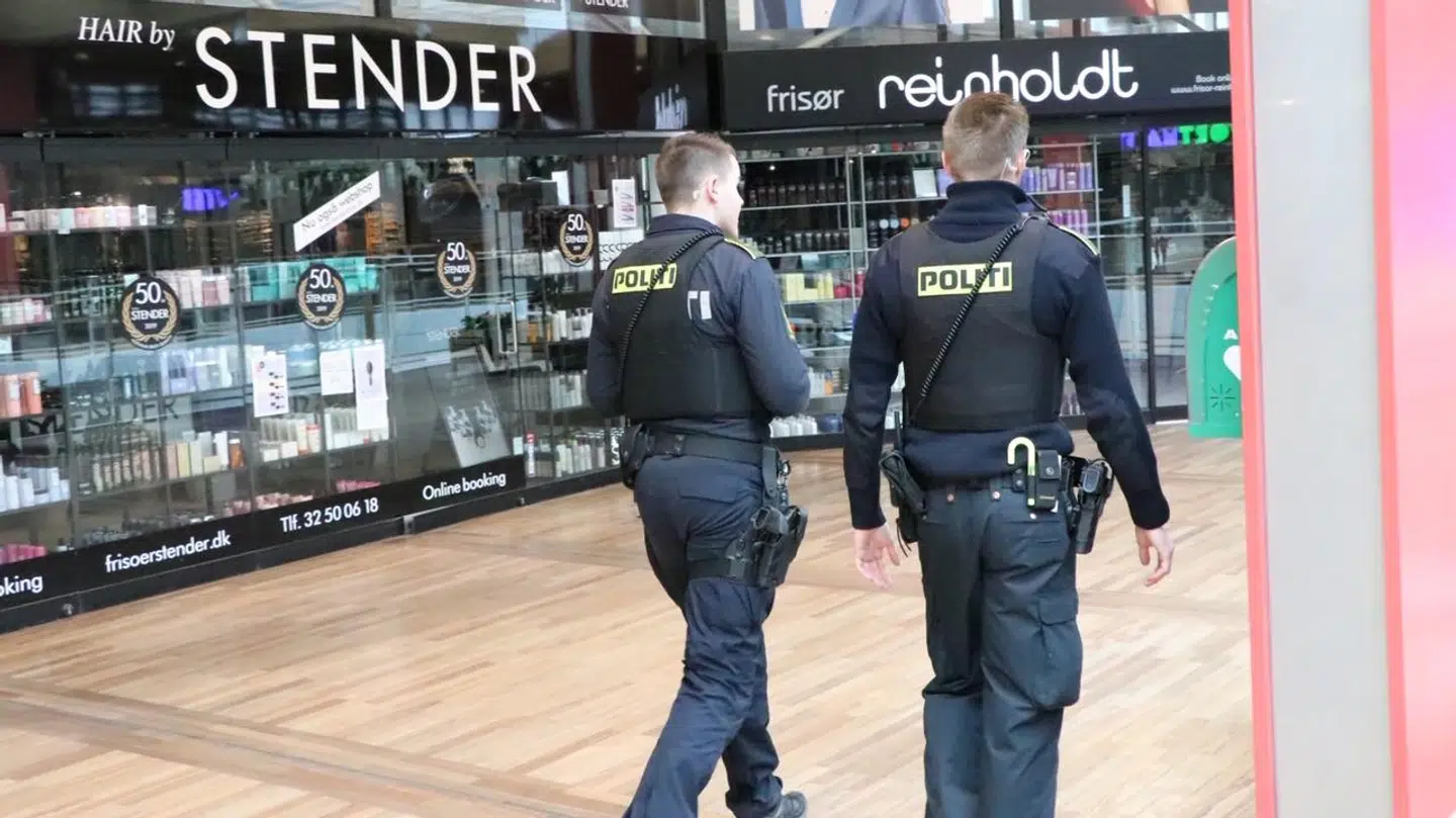 Politiet var også til stede i Rødovre-centret vest for København. (Foto: Mathias Øgendal)