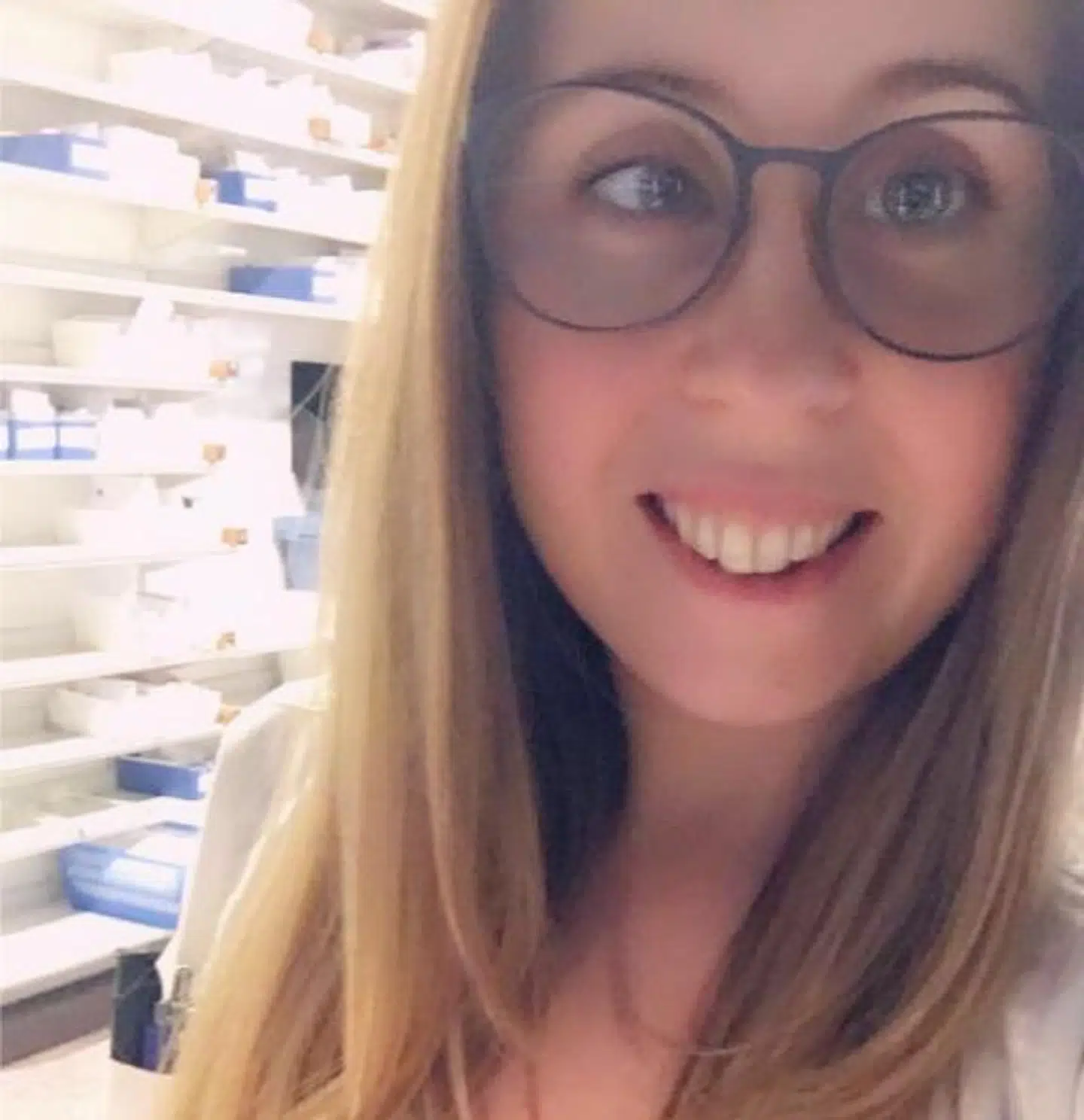Helen Christine Lohmann arbejder som farmaceut. Dagligt oplever hun frustrerede og hensynsløse kunder, der ikke tager smittefaren alvorligt.